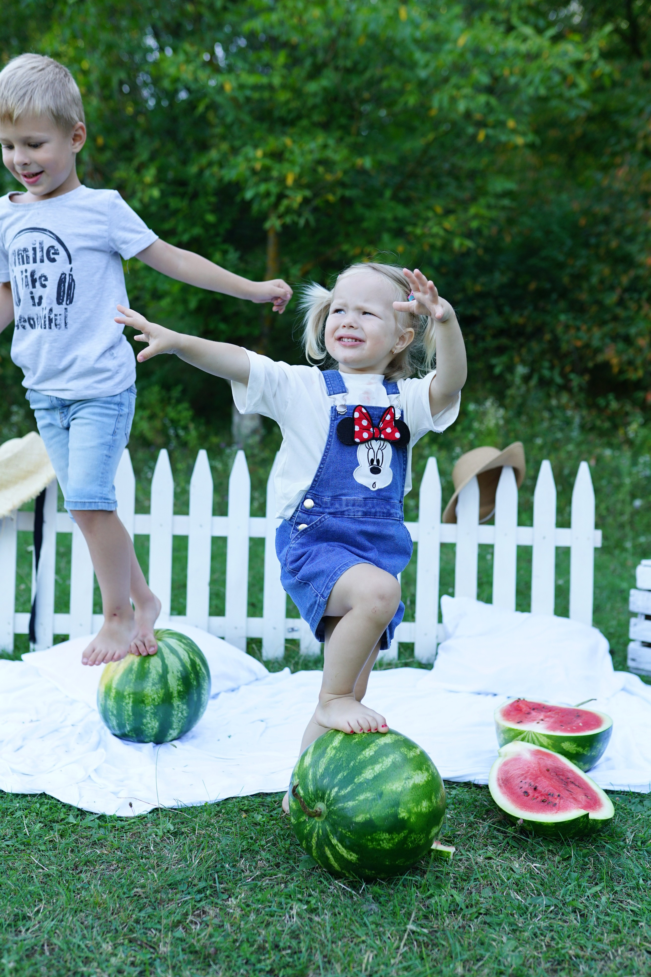 Сімейна фотосесія з кавунами. Family photographer in Kiev Natalia Shkavron