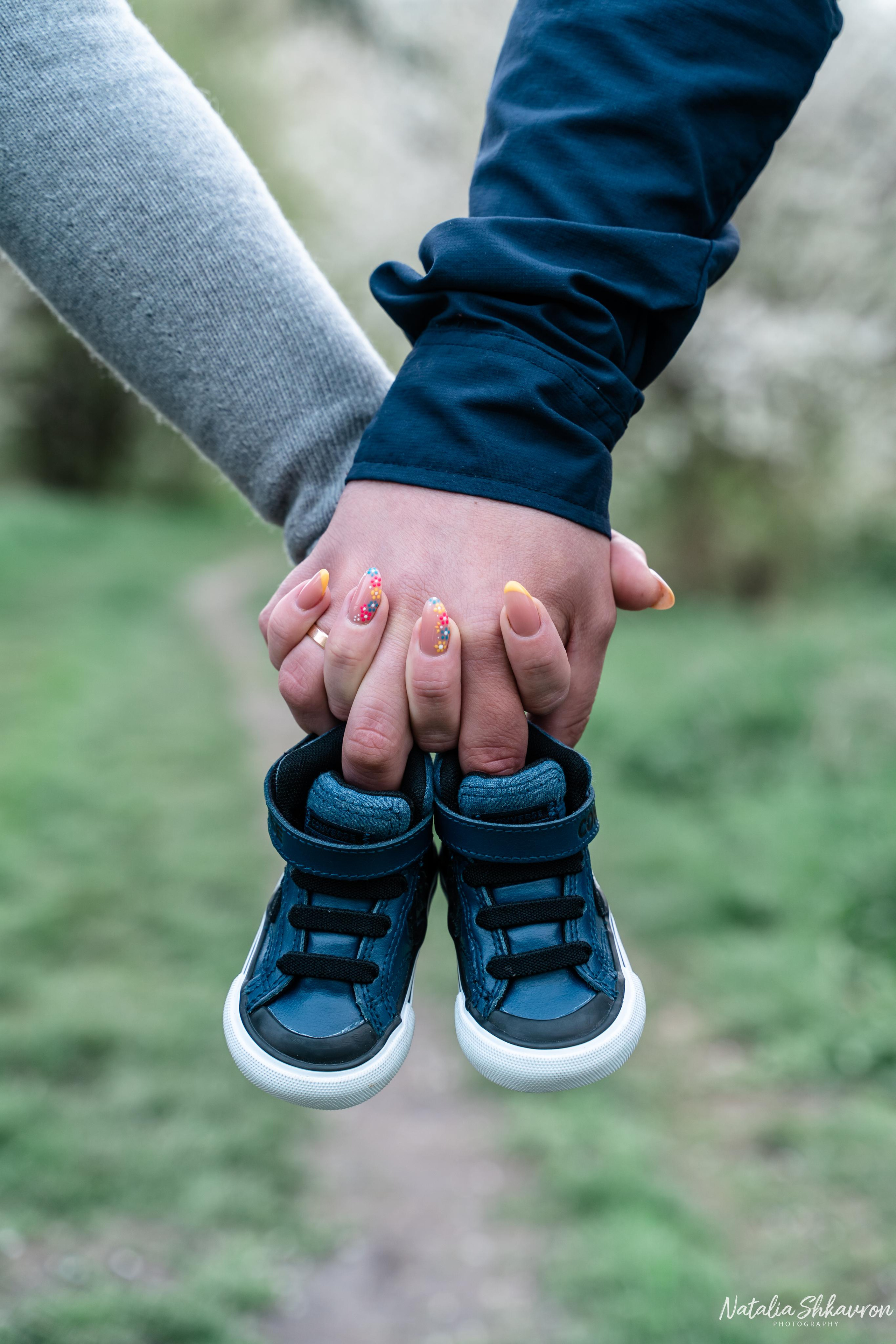 Фотосесія вагітностіу в квітучих садах. Сімейний фотограф Київ Наталія Шкаврон