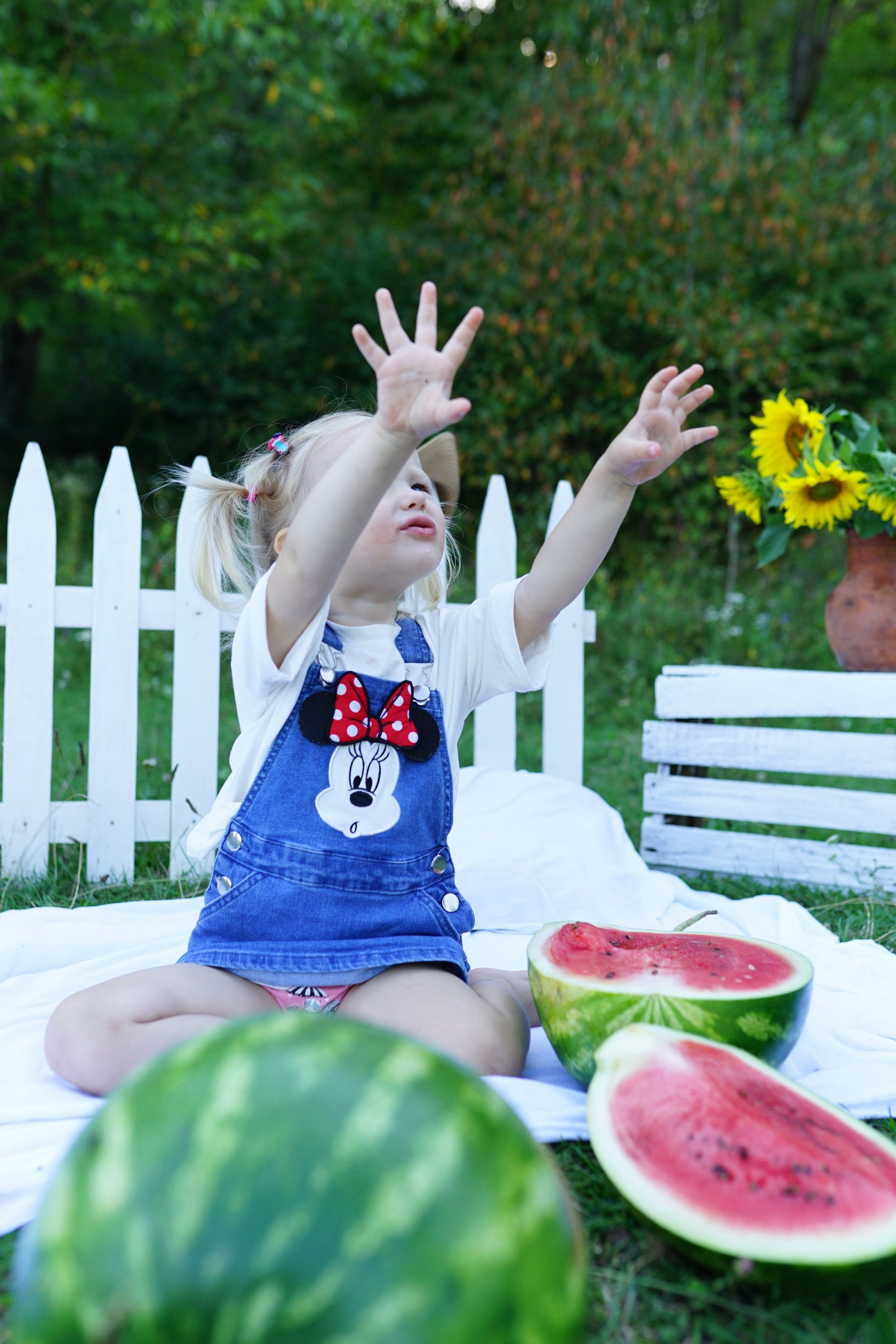 Сімейна фотосесія з кавунами. Family photographer in Kiev Natalia Shkavron