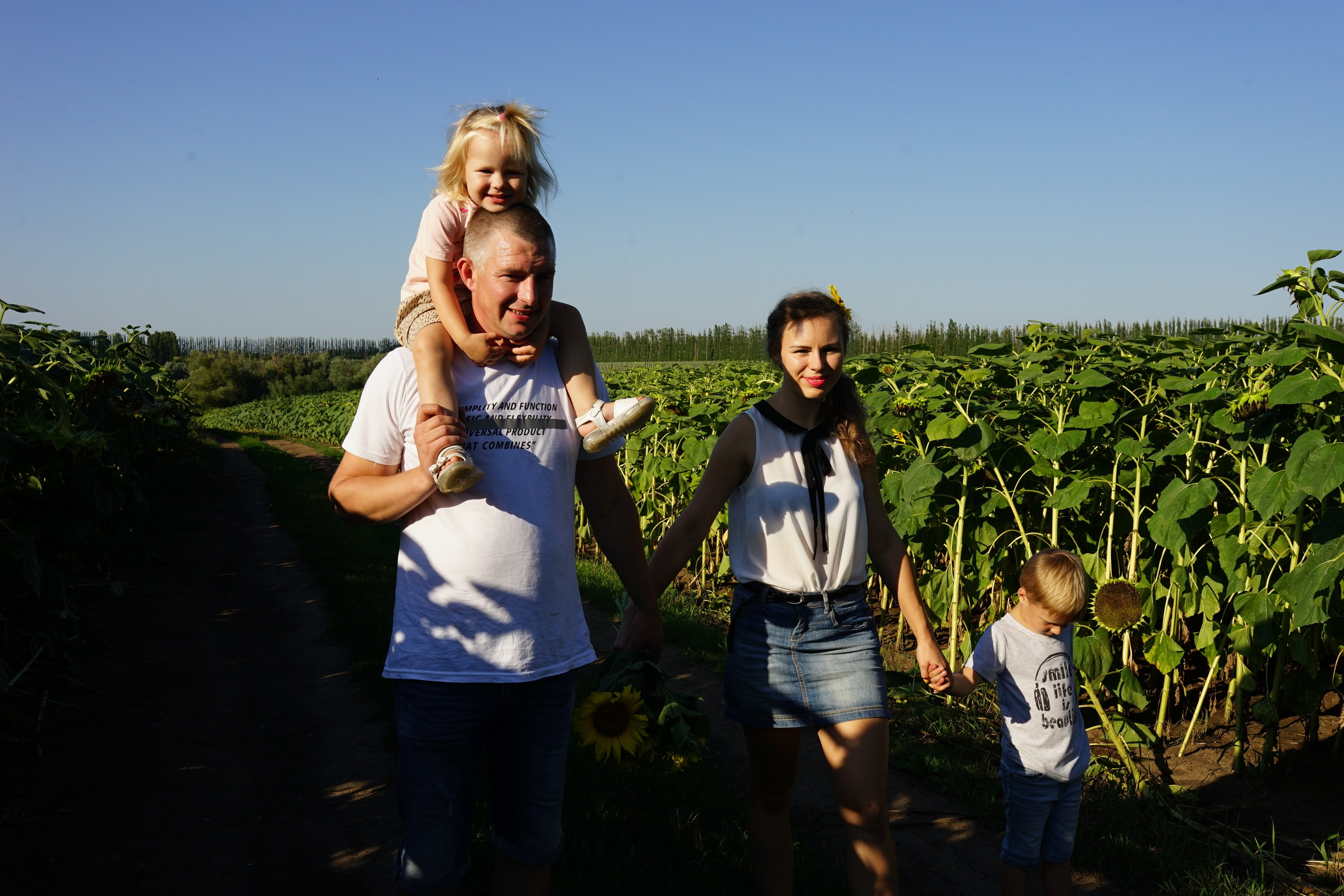 Сімейна фотосесія з кавунами. Family photographer in Kiev Natalia Shkavron
