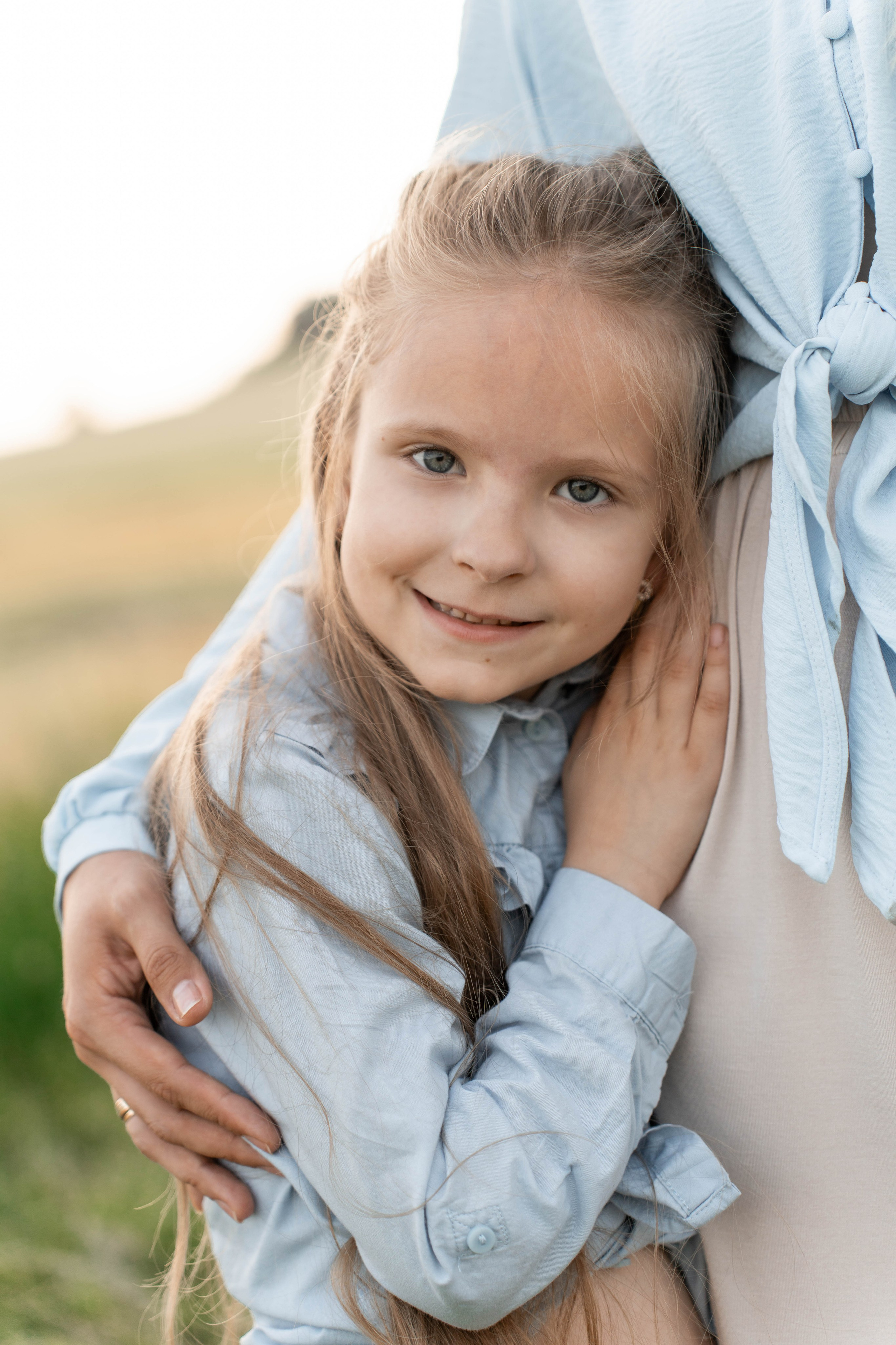 Сімейна фотосесія в Пирогово мами з двома донями. Сімейний фотограф Київ Наталія Шкаврон