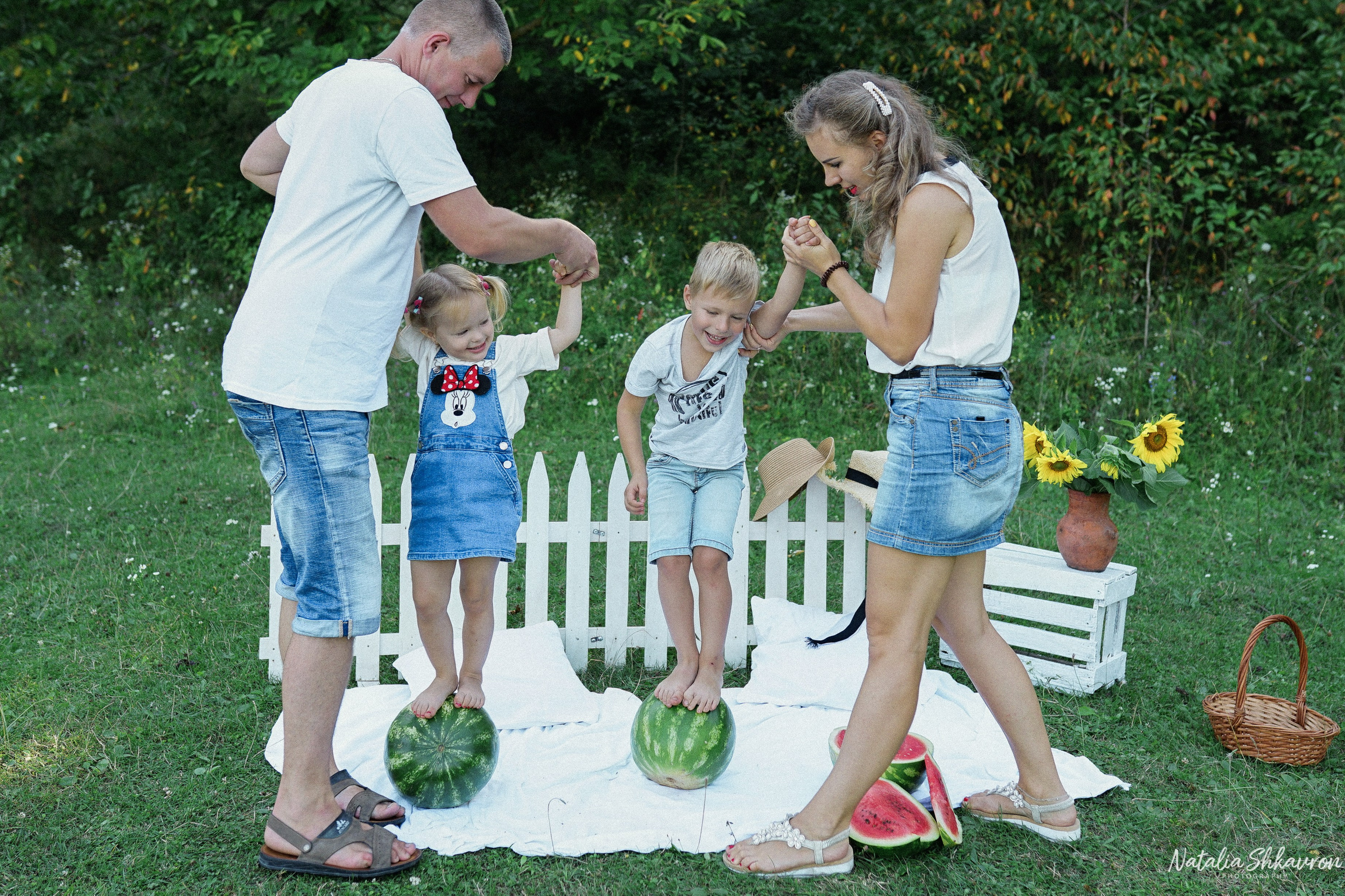 Сімейна фотосесія з кавунами. Family photographer in Kiev Natalia Shkavron