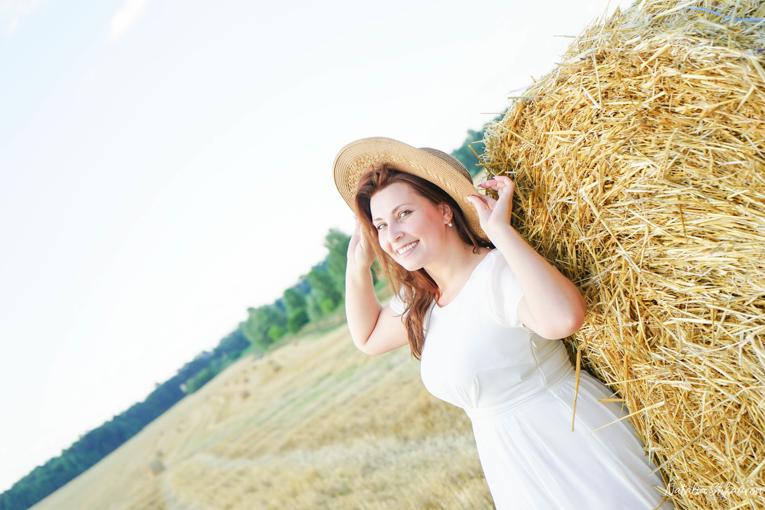 Сімейна фотосесія в полі з рулонами соломи. Сімейний фотограф Київ Наталія Шкаврон