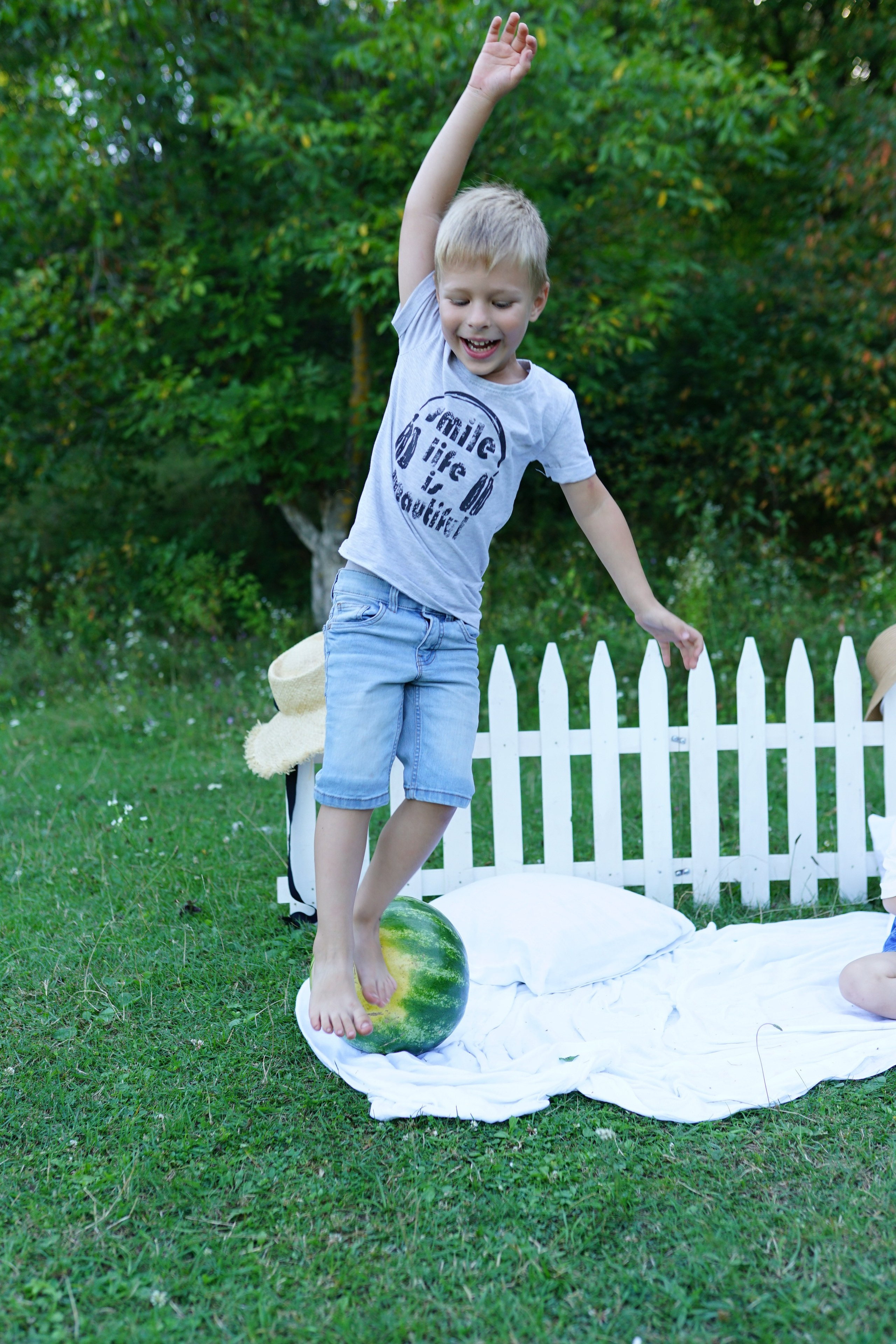 Сімейна фотосесія з кавунами. Family photographer in Kiev Natalia Shkavron