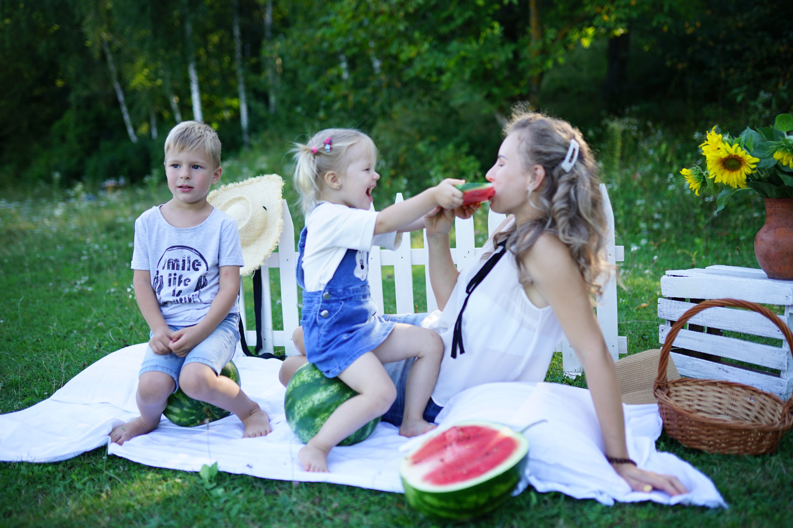 Сімейна фотосесія з кавунами. Family photographer in Kiev Natalia Shkavron