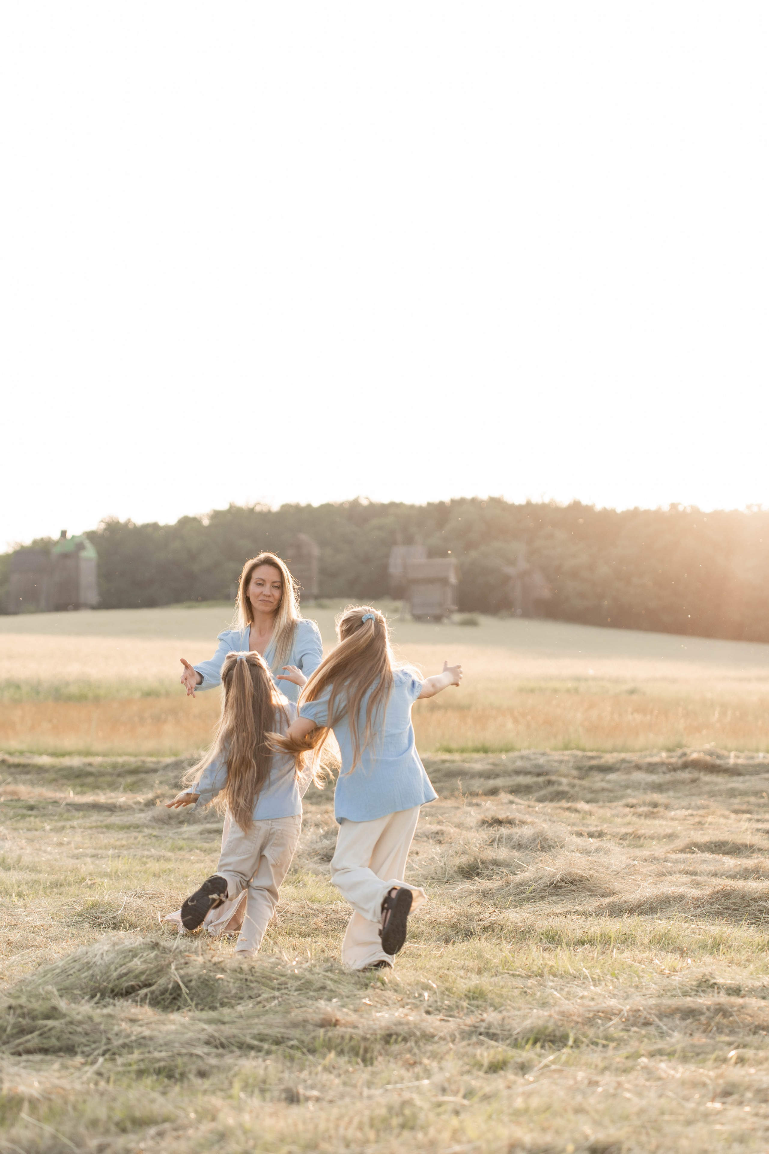 Сімейна фотосесія в Пирогово мами з двома донями. Сімейний фотограф Київ Наталія Шкаврон