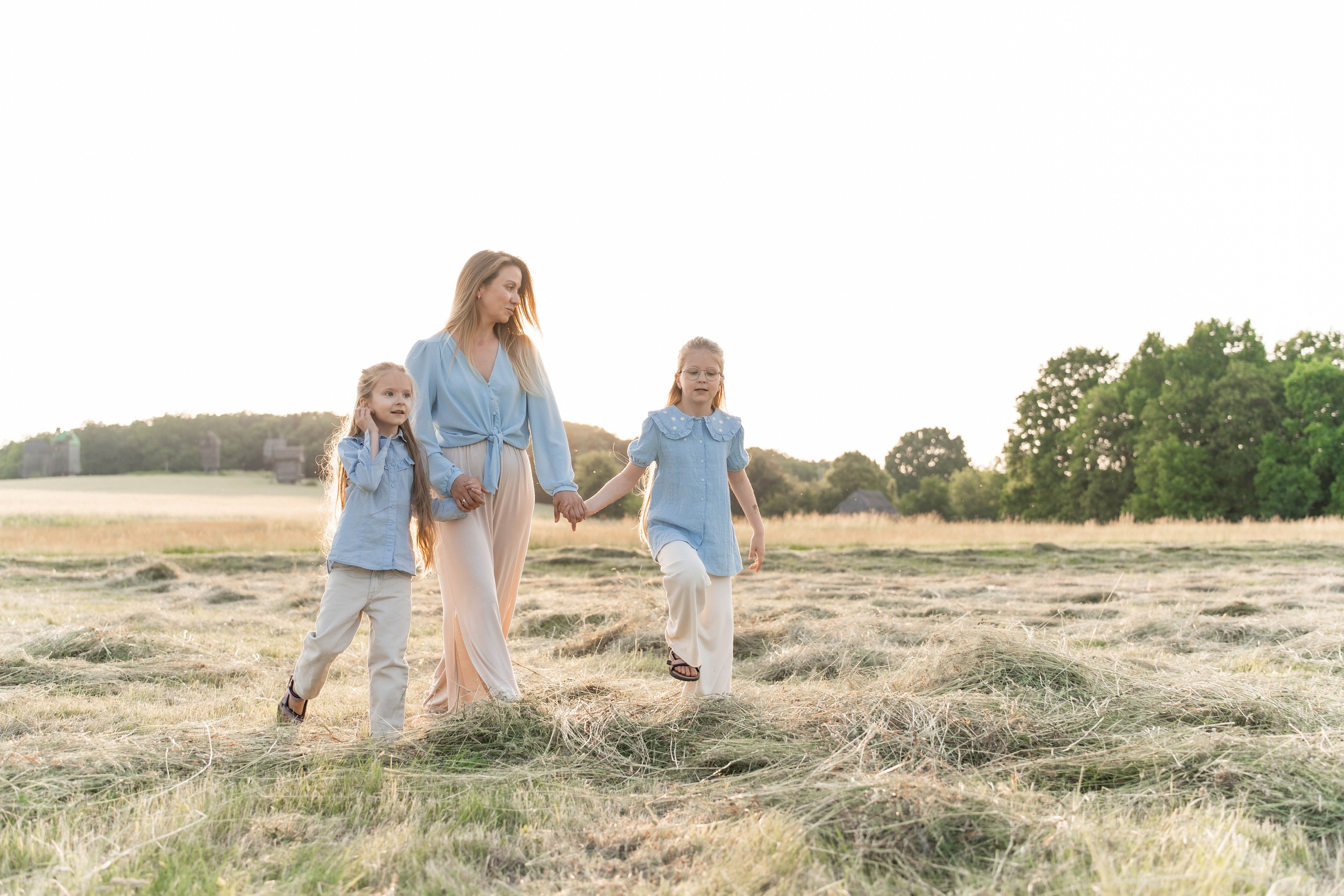 Сімейна фотосесія в Пирогово мами з двома донями. Сімейний фотограф Київ Наталія Шкаврон
