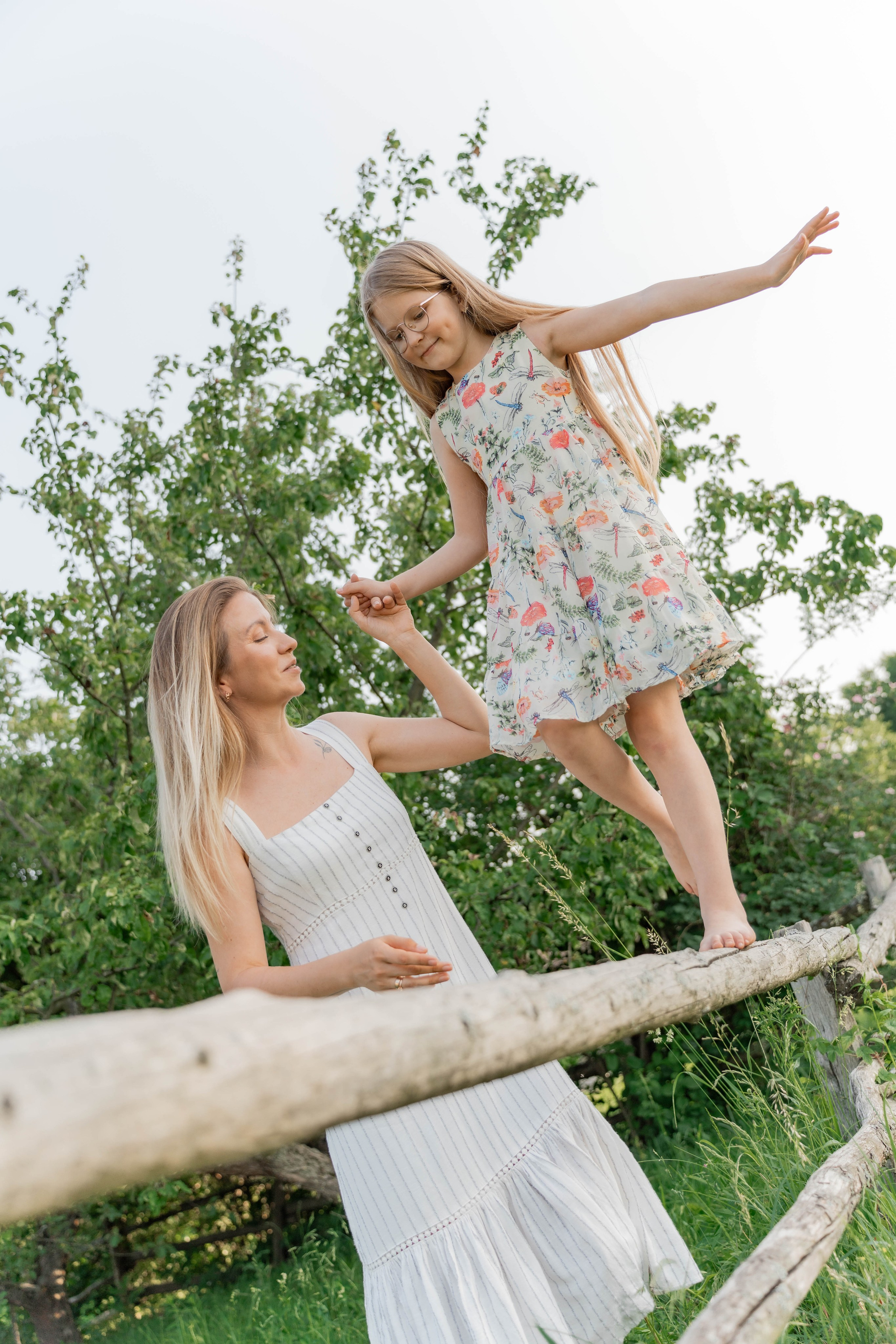 Сімейна фотосесія в Пирогово мами з двома донями. Сімейний фотограф Київ Наталія Шкаврон