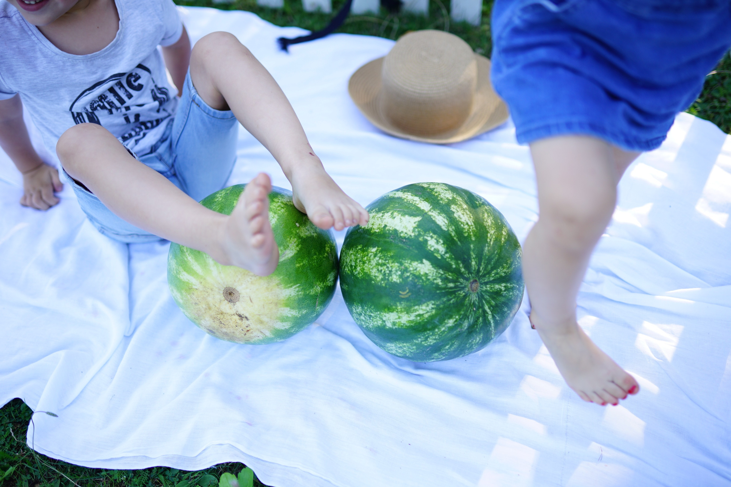 Сімейна фотосесія з кавунами. Family photographer in Kiev Natalia Shkavron