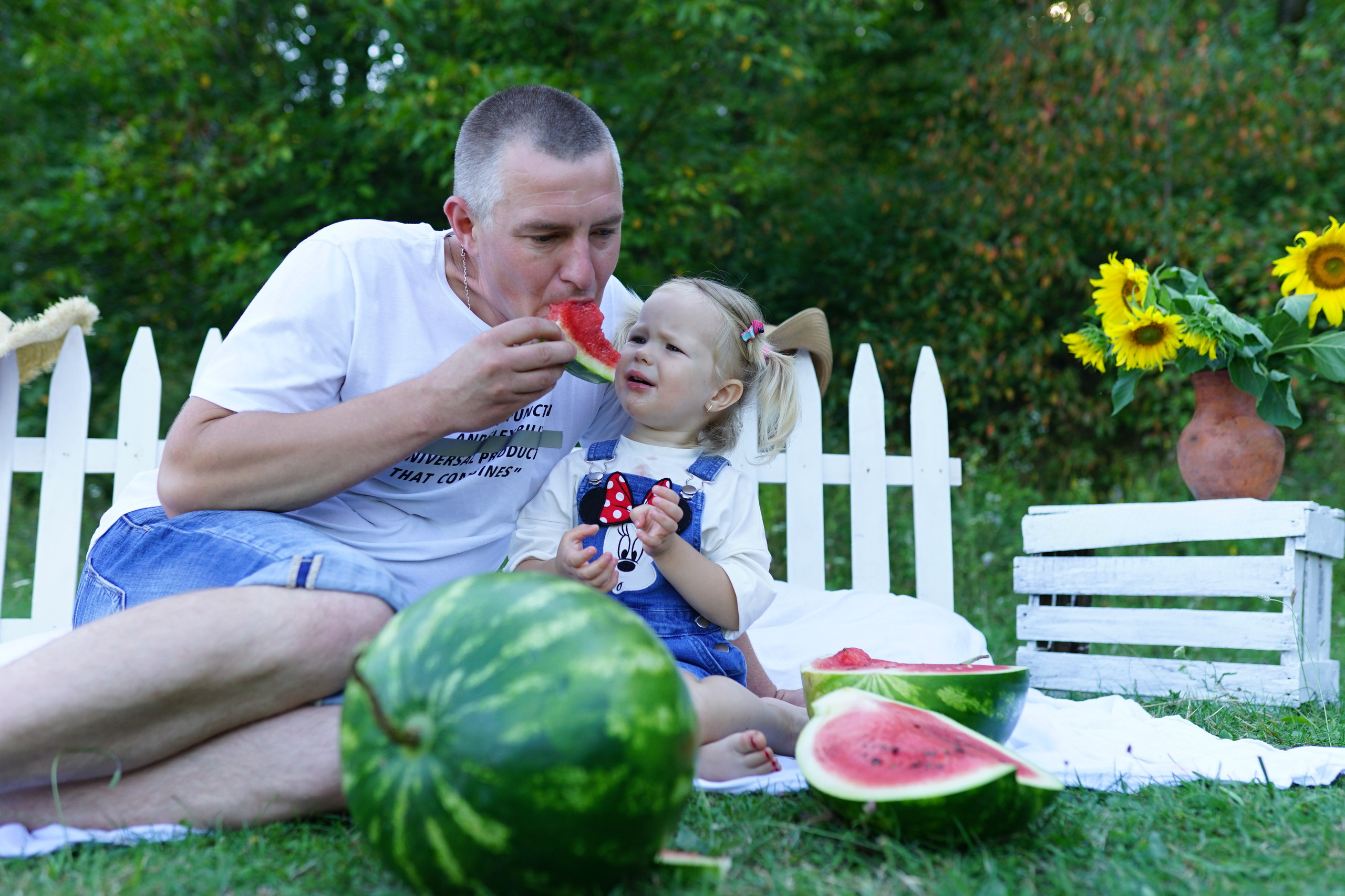 Сімейна фотосесія з кавунами. Family photographer in Kiev Natalia Shkavron