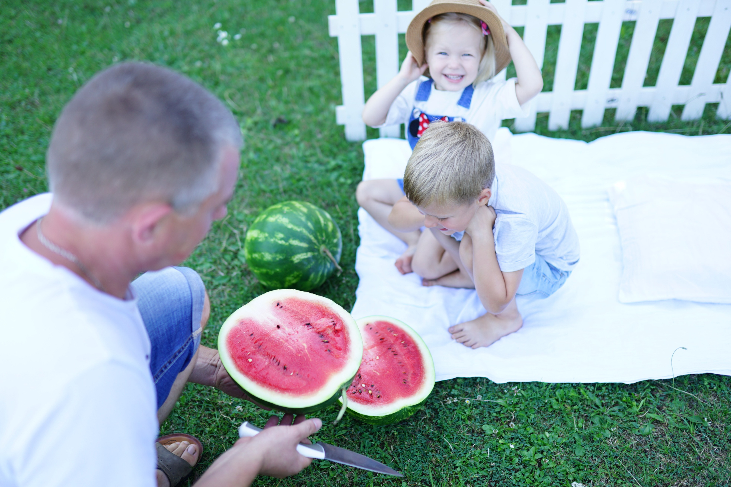 Сімейна фотосесія з кавунами. Family photographer in Kiev Natalia Shkavron