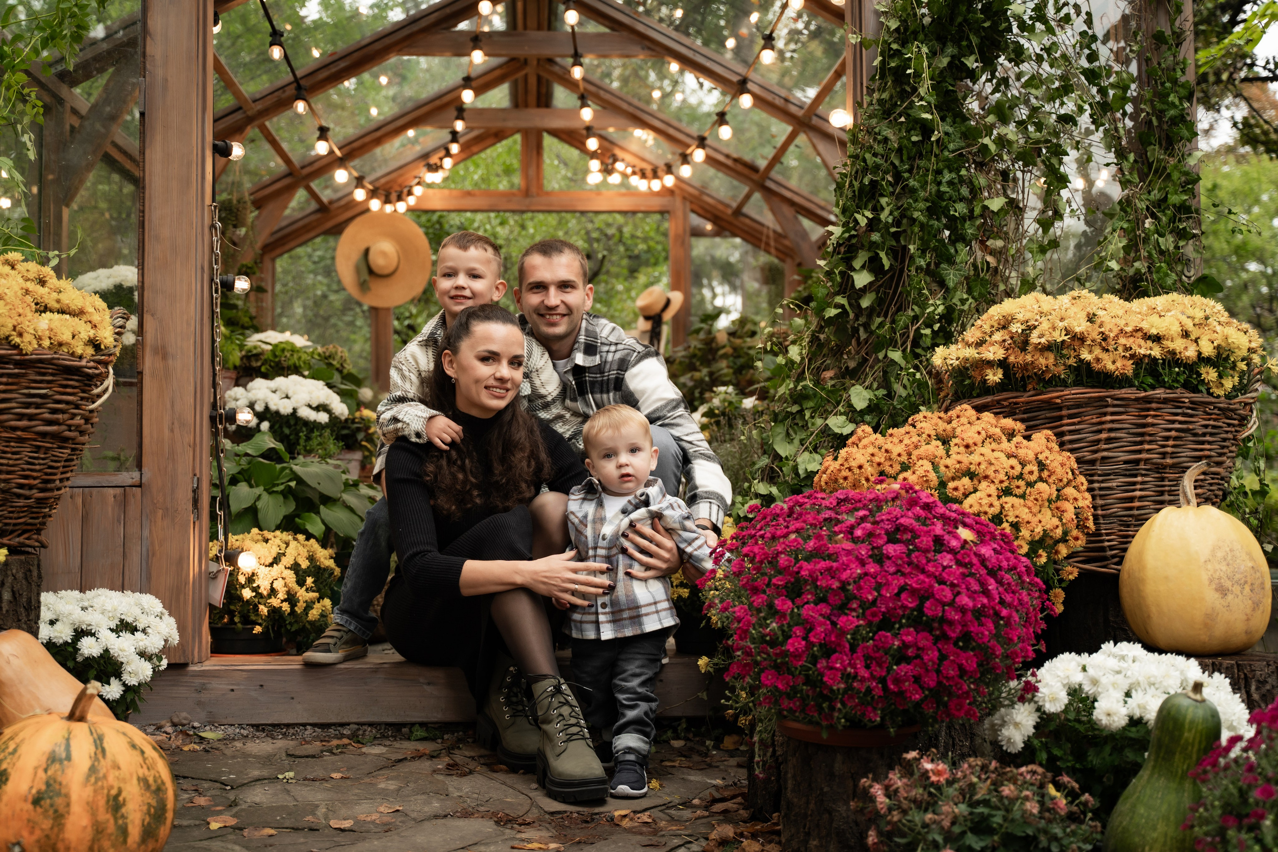 Сімейна фотосесія в саду. Сімейний фотограф Київ Наталія Шкаврон