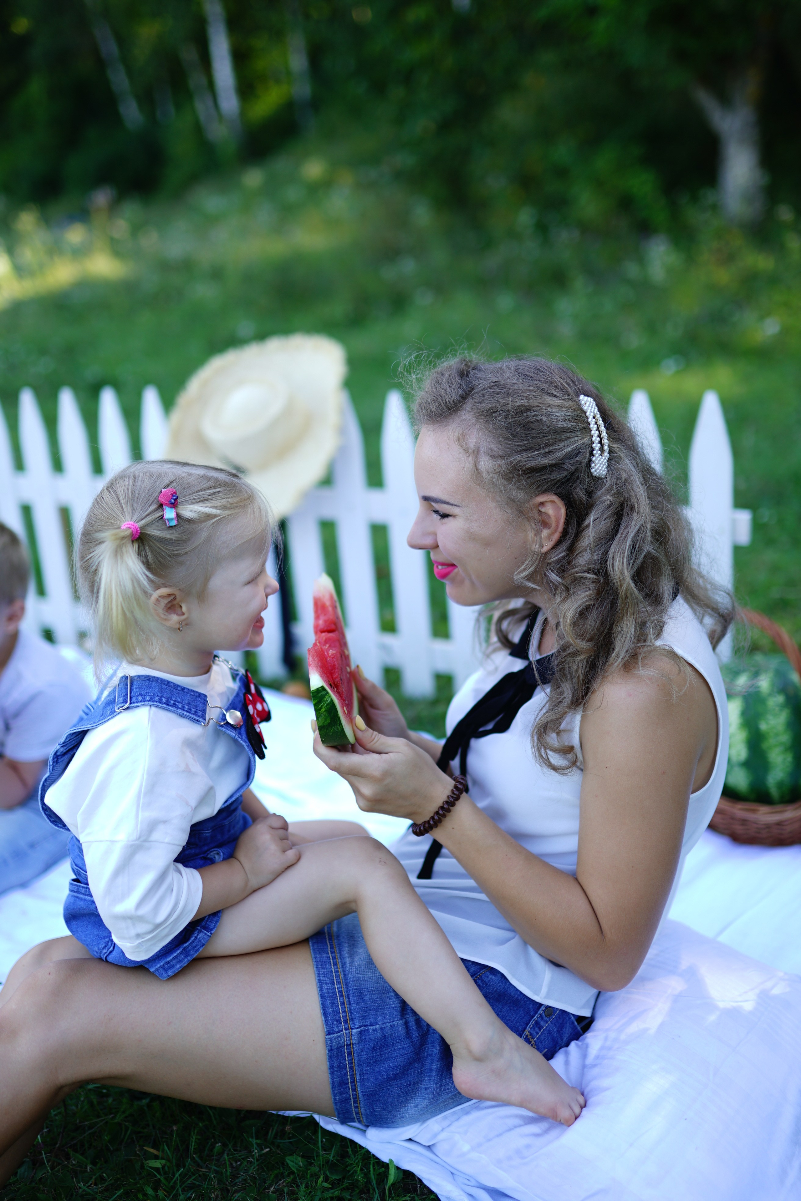 Сімейна фотосесія з кавунами. Family photographer in Kiev Natalia Shkavron