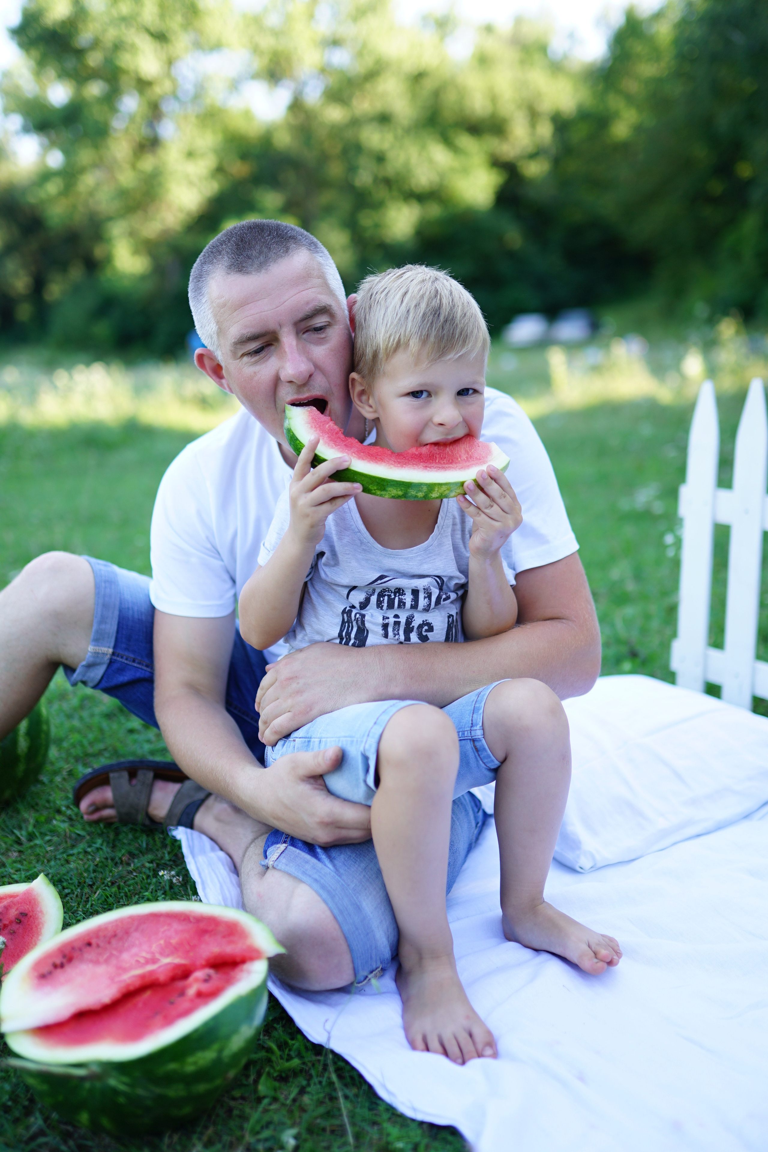 Сімейна фотосесія з кавунами. Family photographer in Kiev Natalia Shkavron