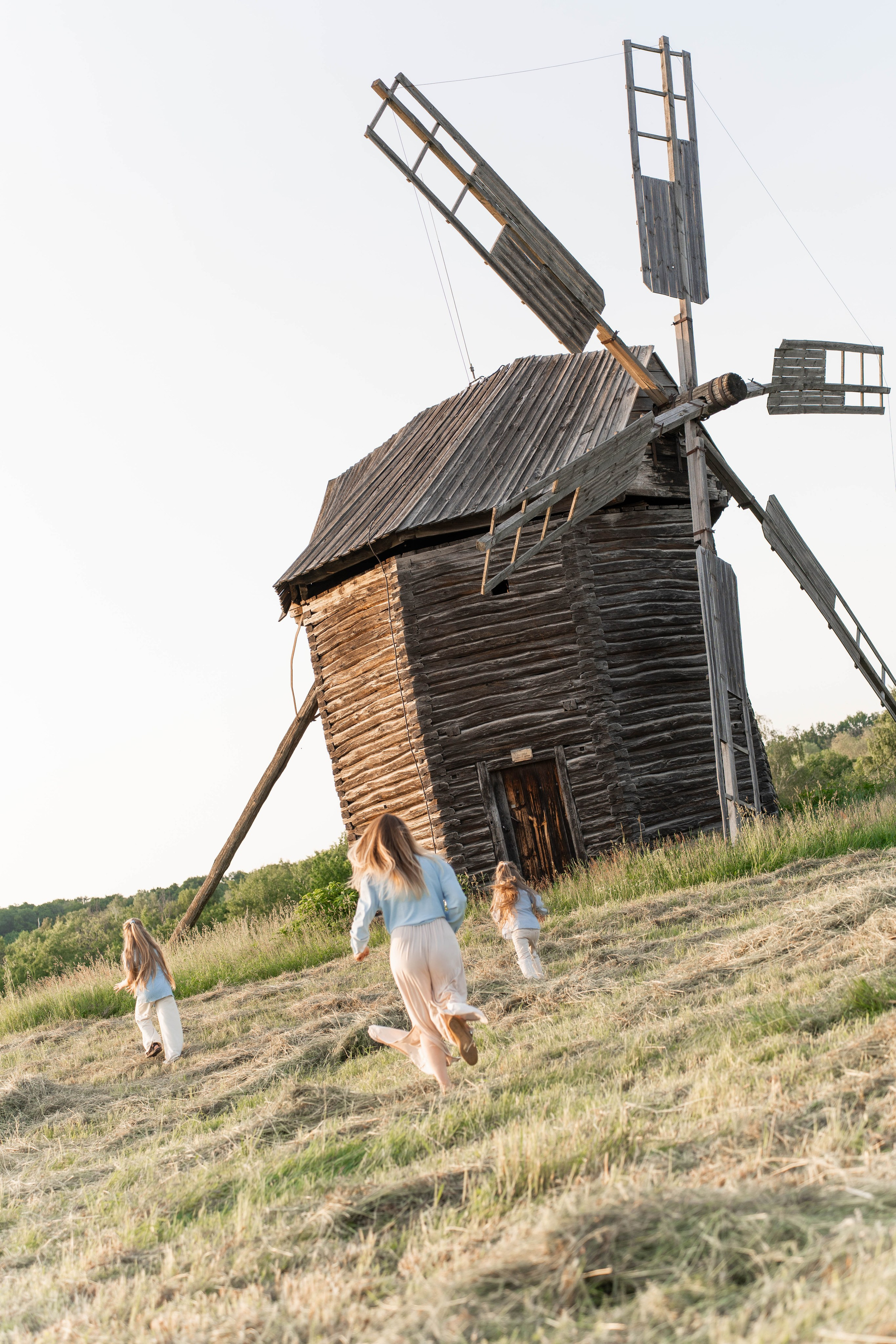 Сімейна фотосесія в Пирогово мами з двома донями. Сімейний фотограф Київ Наталія Шкаврон