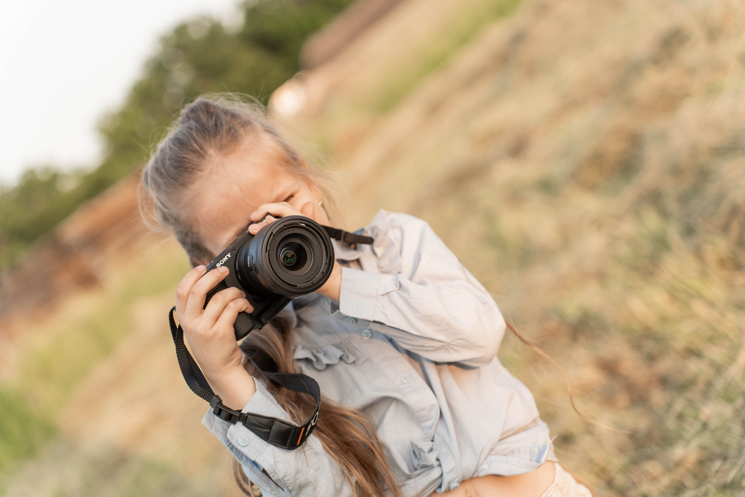 Сімейна фотосесія в Пирогово мами з двома донями. Сімейний фотограф Київ Наталія Шкаврон