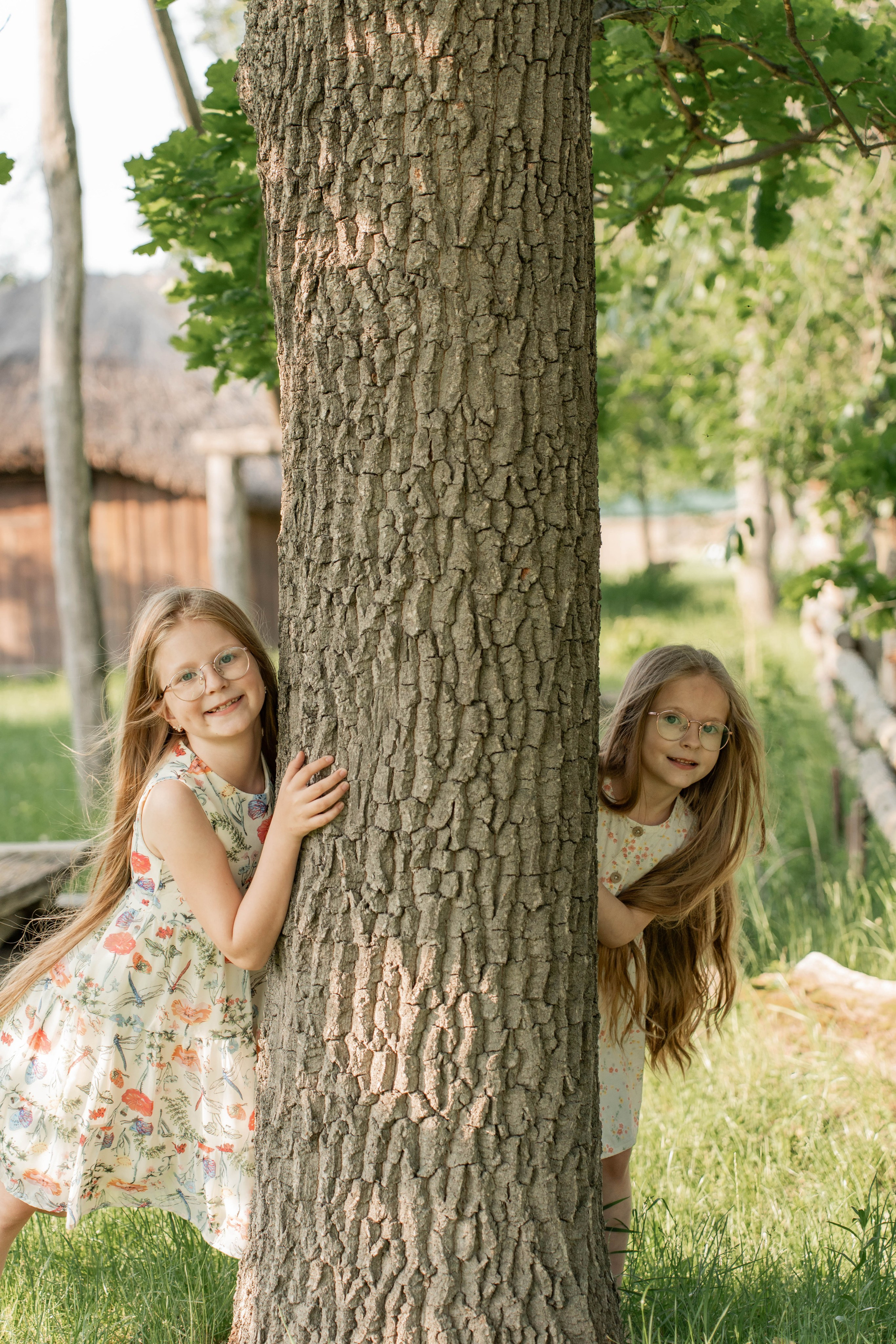 Сімейна фотосесія в Пирогово мами з двома донями. Сімейний фотограф Київ Наталія Шкаврон