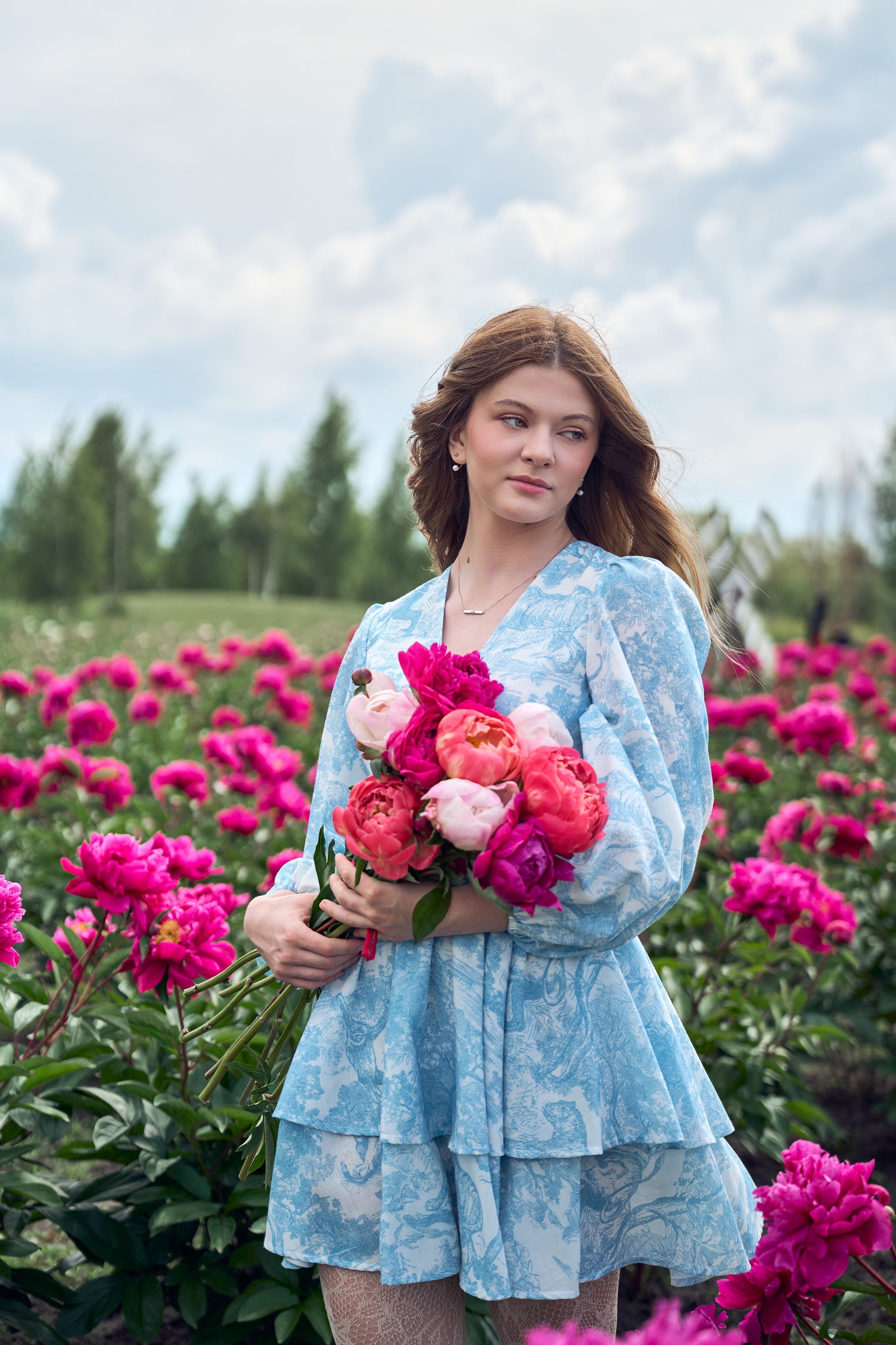 Сімейна фотосесія з піонами у Добропарку. Family photographer in Kiev Natalia Shkavron