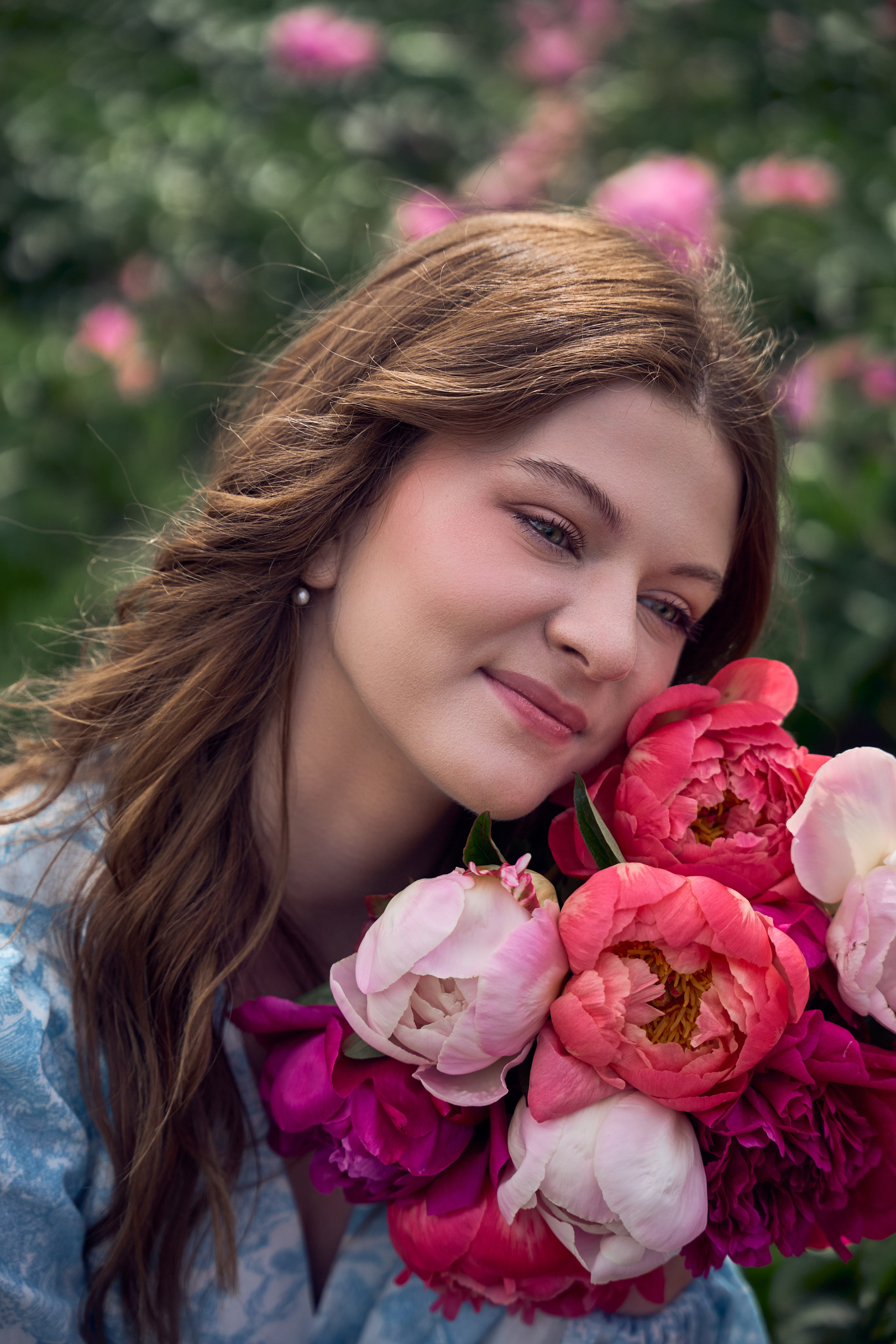 Сімейна фотосесія з піонами у Добропарку. Family photographer in Kiev Natalia Shkavron