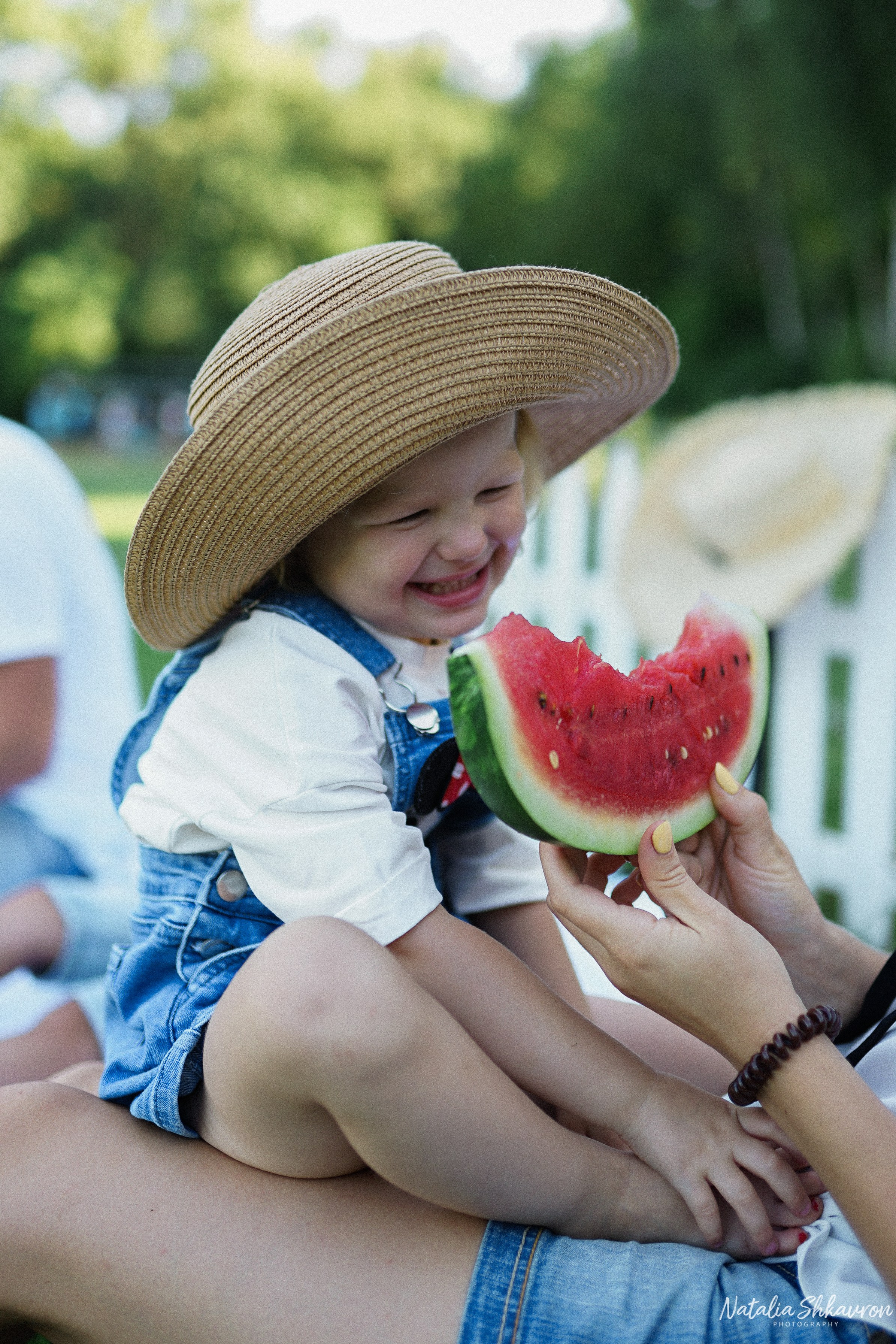 Сімейна фотосесія з кавунами. Family photographer in Kiev Natalia Shkavron