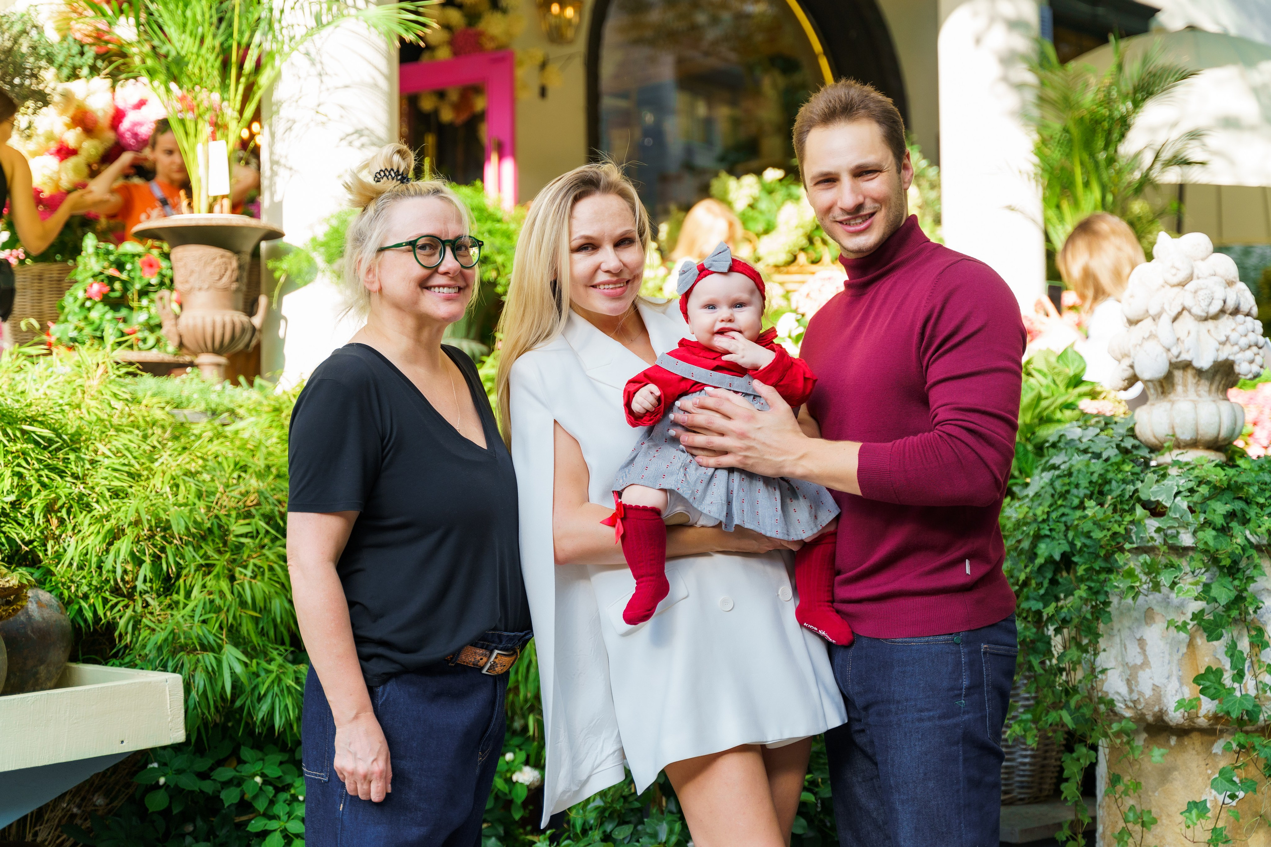 Сімейна фотосесія в гортензіях в Клов саду. Family photographer in Kiev Natalia Shkavron