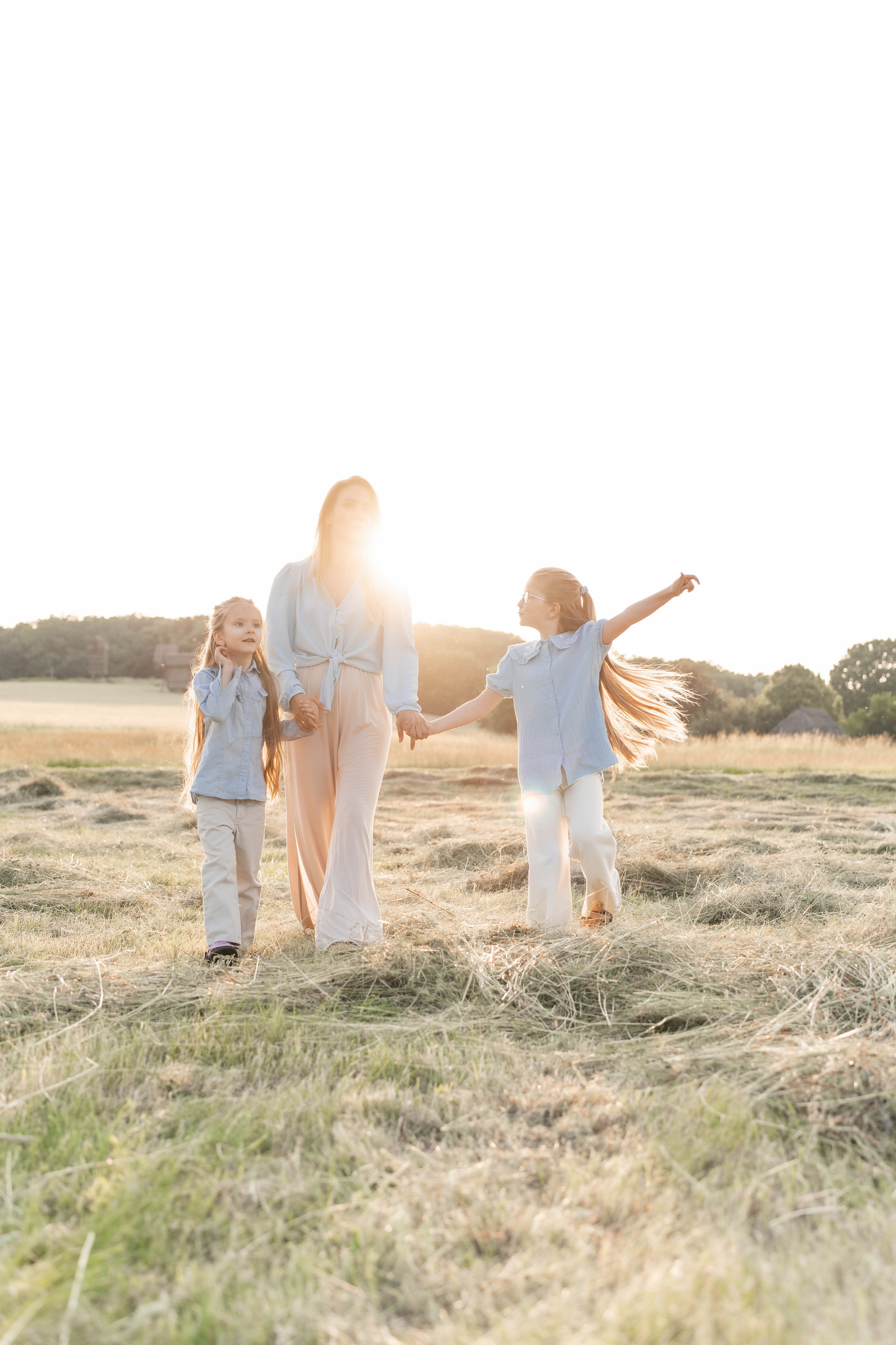 Сімейна фотосесія в Пирогово мами з двома донями. Сімейний фотограф Київ Наталія Шкаврон