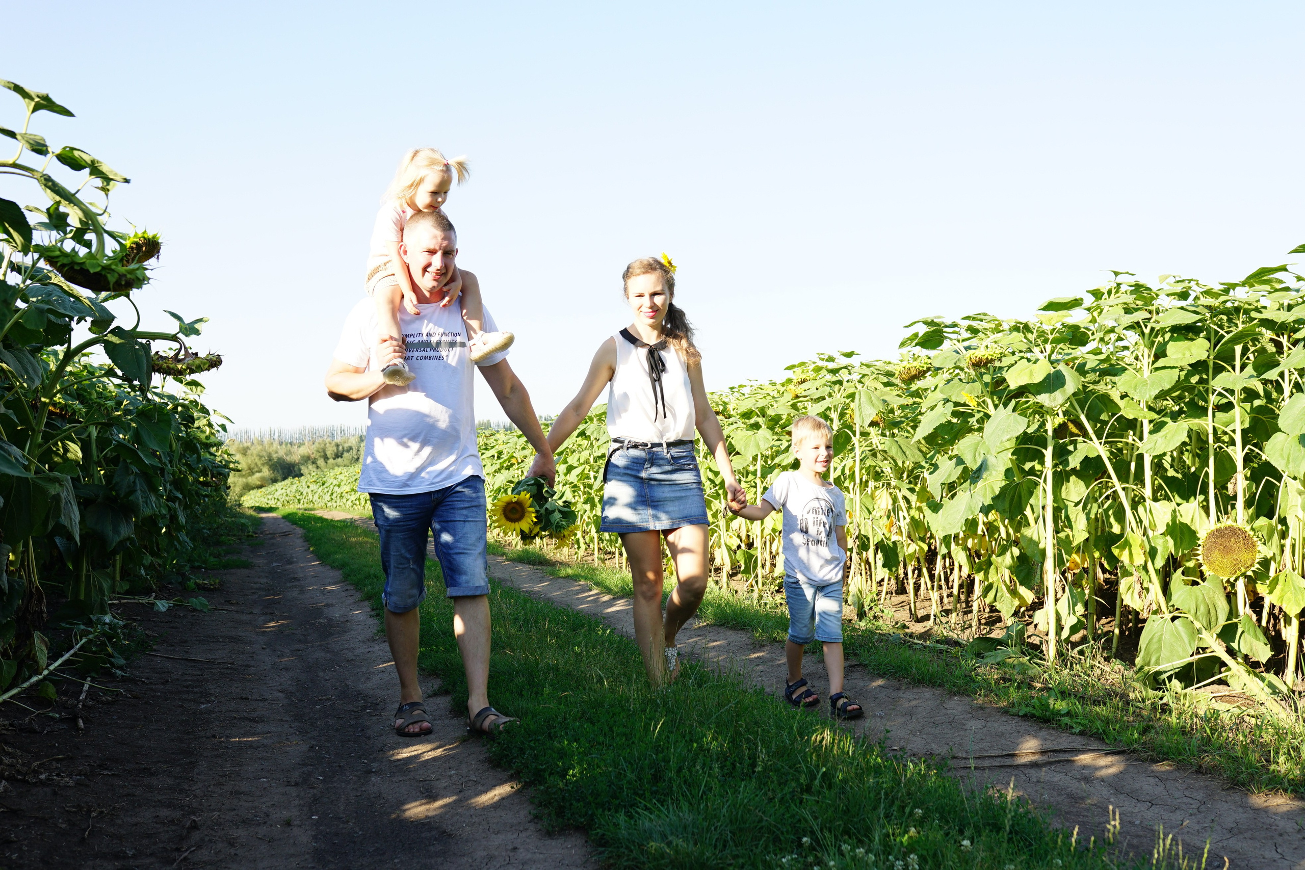 Сімейна фотосесія з кавунами. Family photographer in Kiev Natalia Shkavron