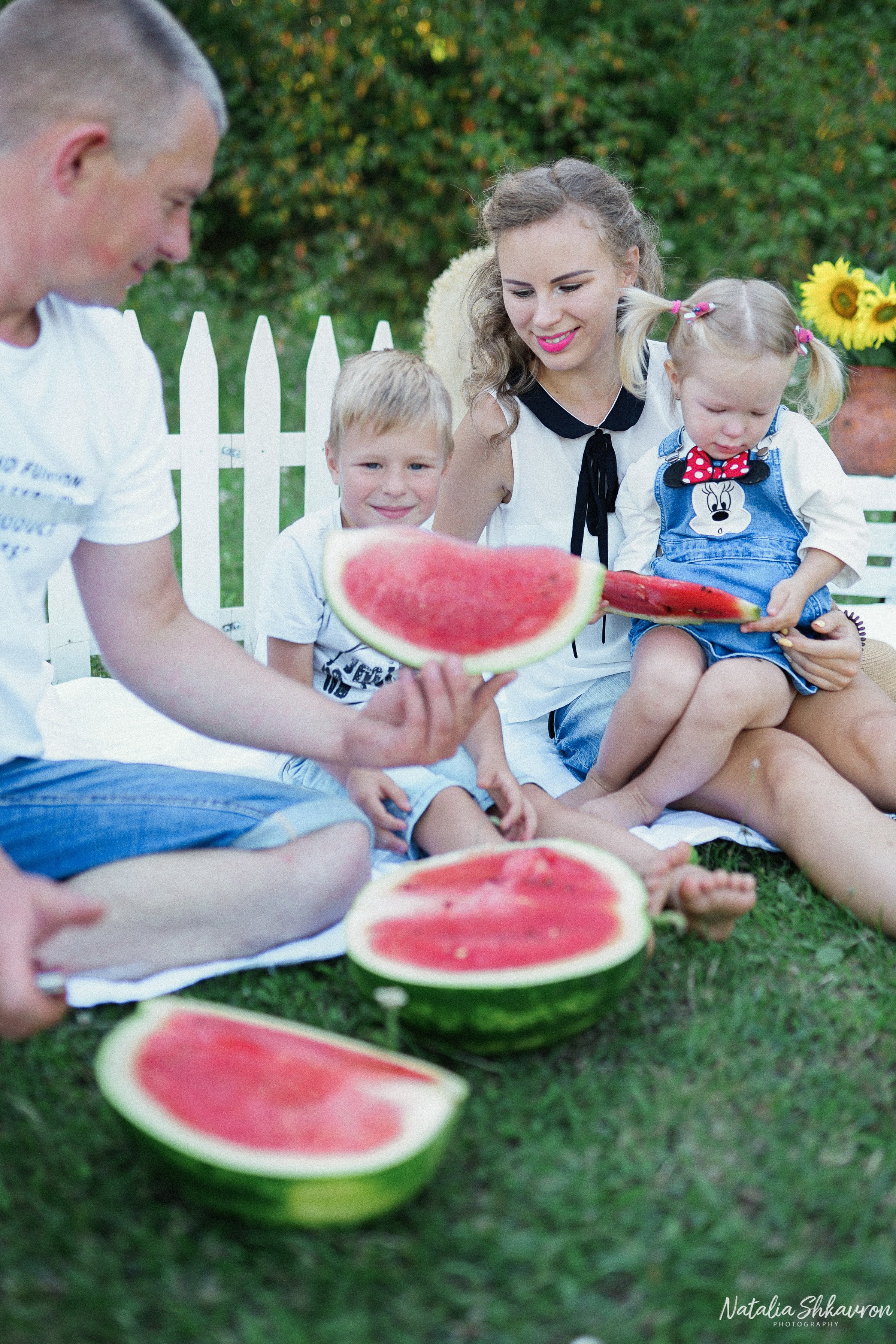 Сімейна фотосесія з кавунами. Family photographer in Kiev Natalia Shkavron