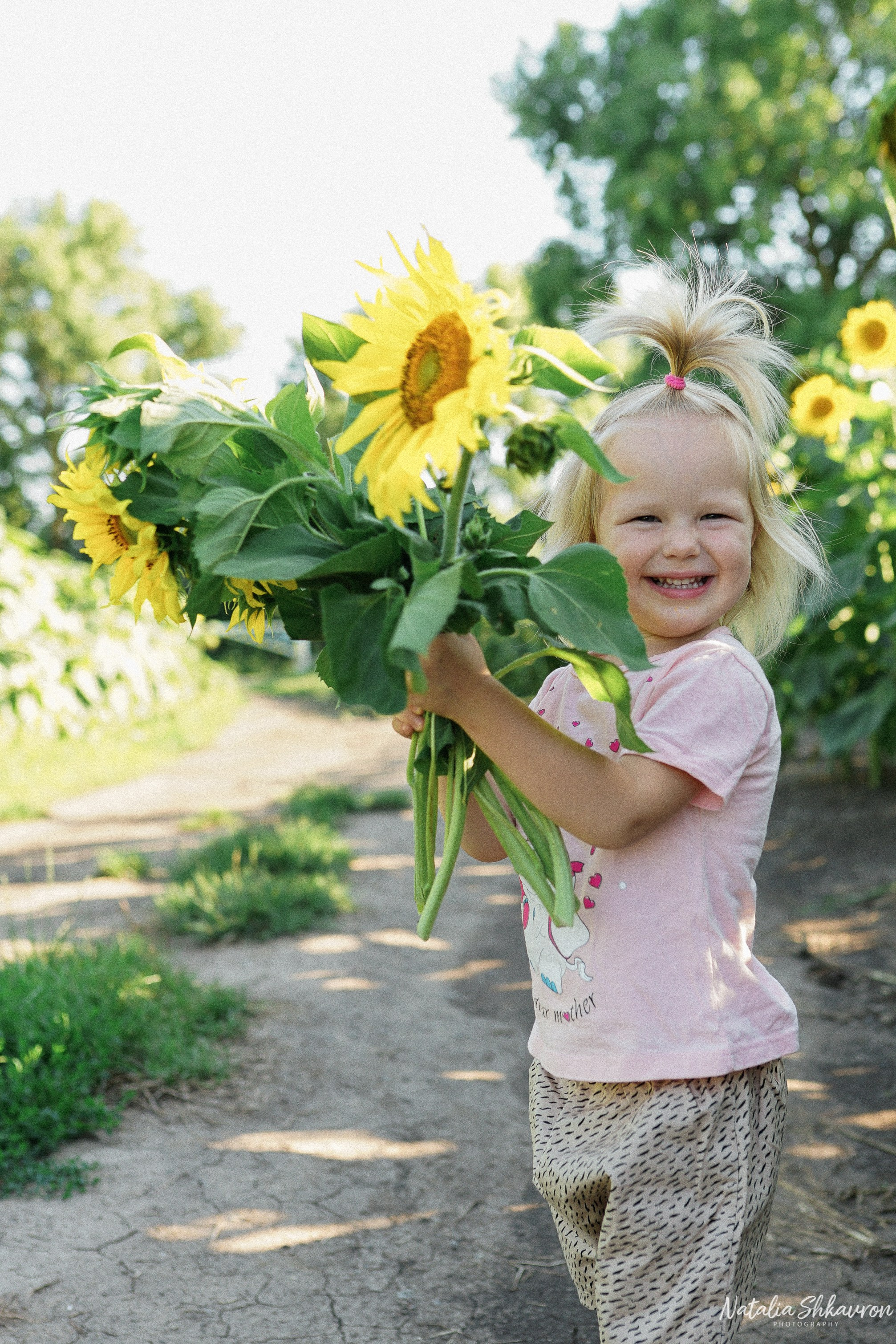 Сімейна фотосесія з кавунами. Family photographer in Kiev Natalia Shkavron