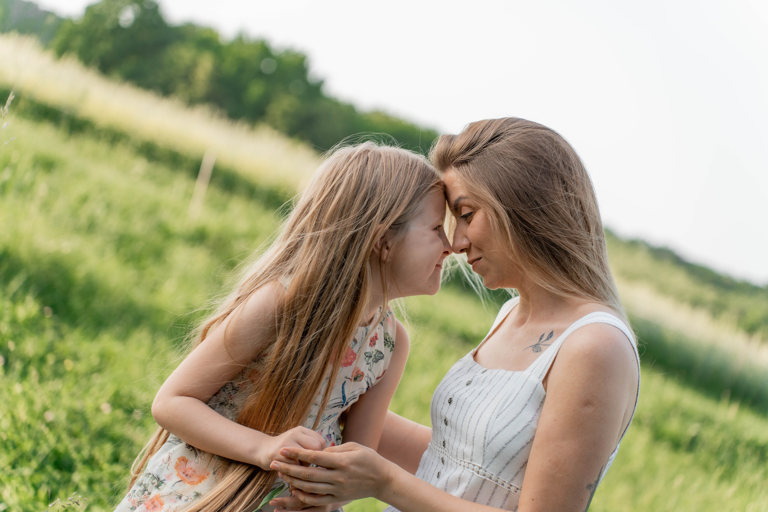 Сімейна фотосесія в Пирогово мами з двома донями. Сімейний фотограф Київ Наталія Шкаврон
