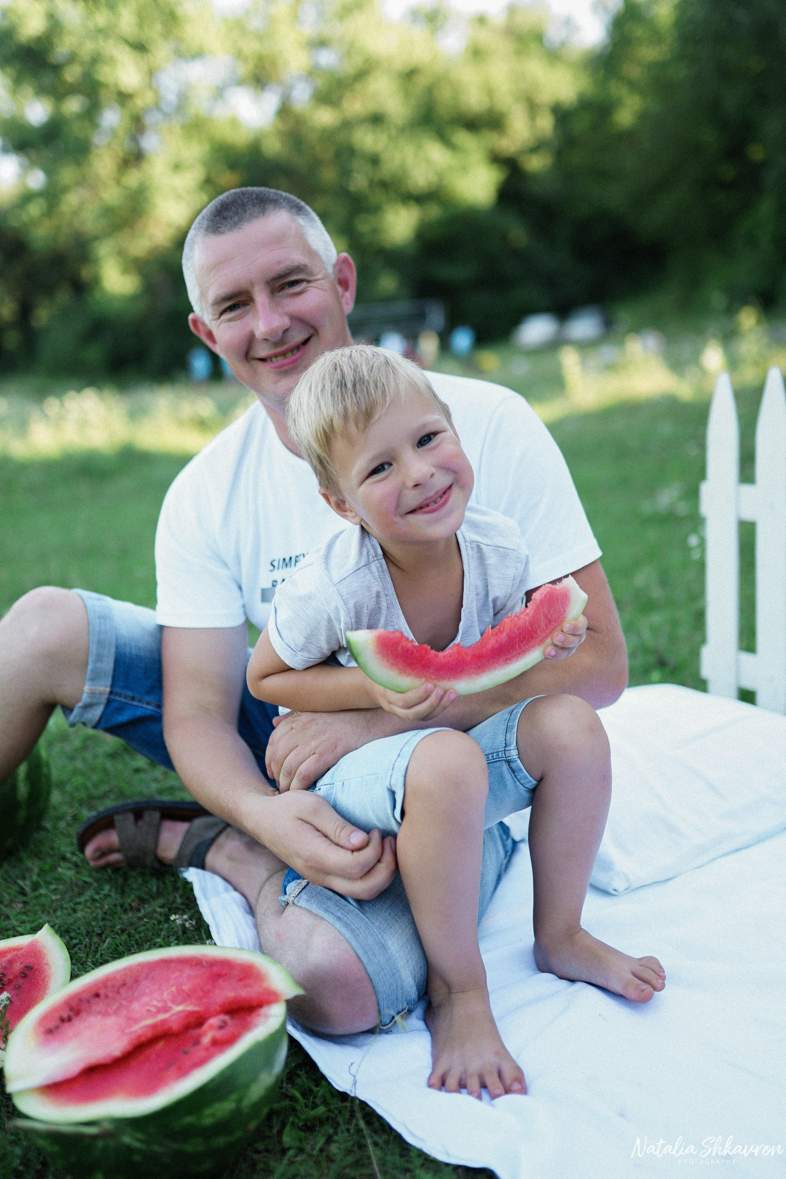 Сімейна фотосесія з кавунами. Family photographer in Kiev Natalia Shkavron