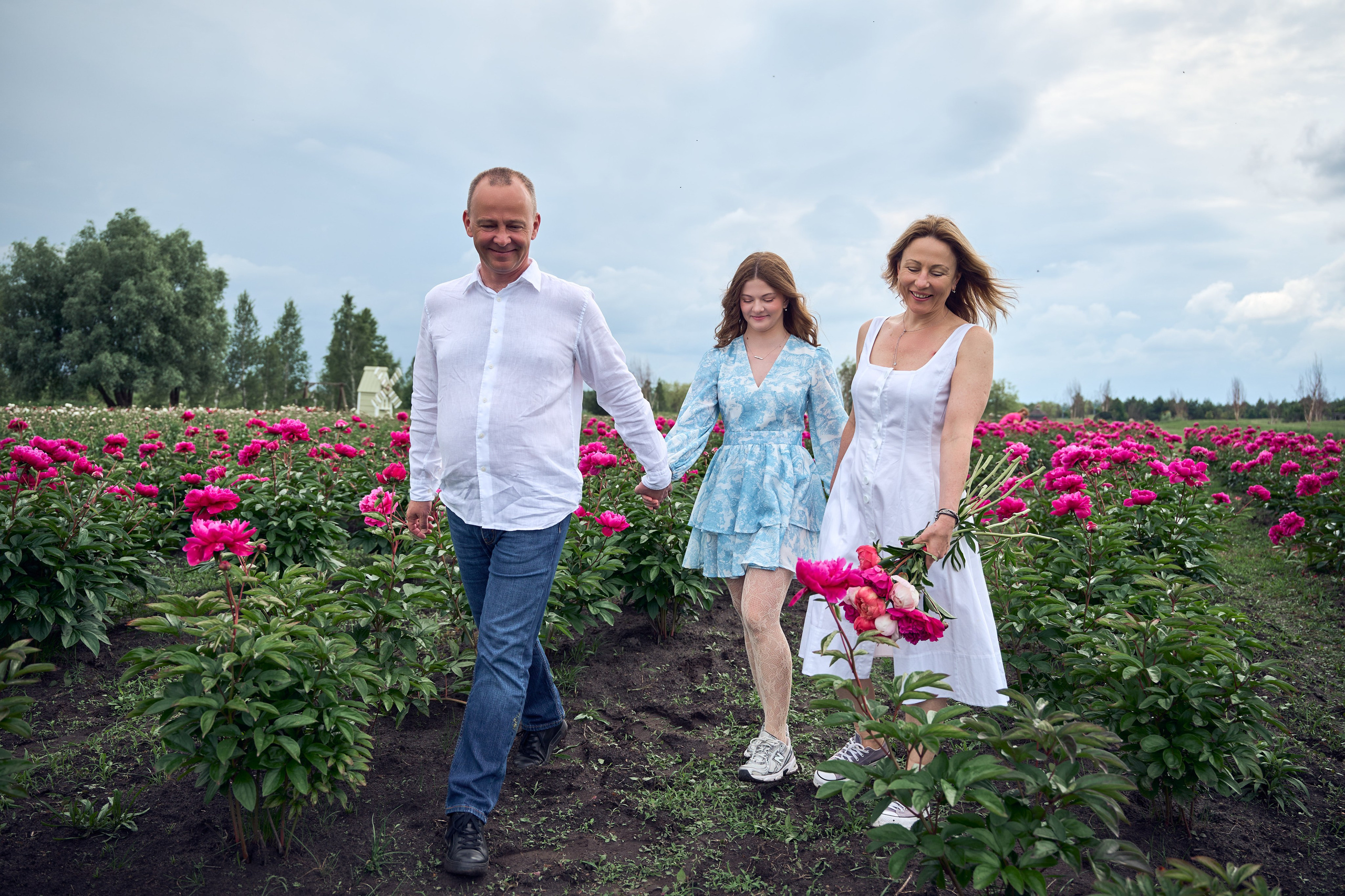 Сімейна фотосесія з піонами у Добропарку. Family photographer in Kiev Natalia Shkavron