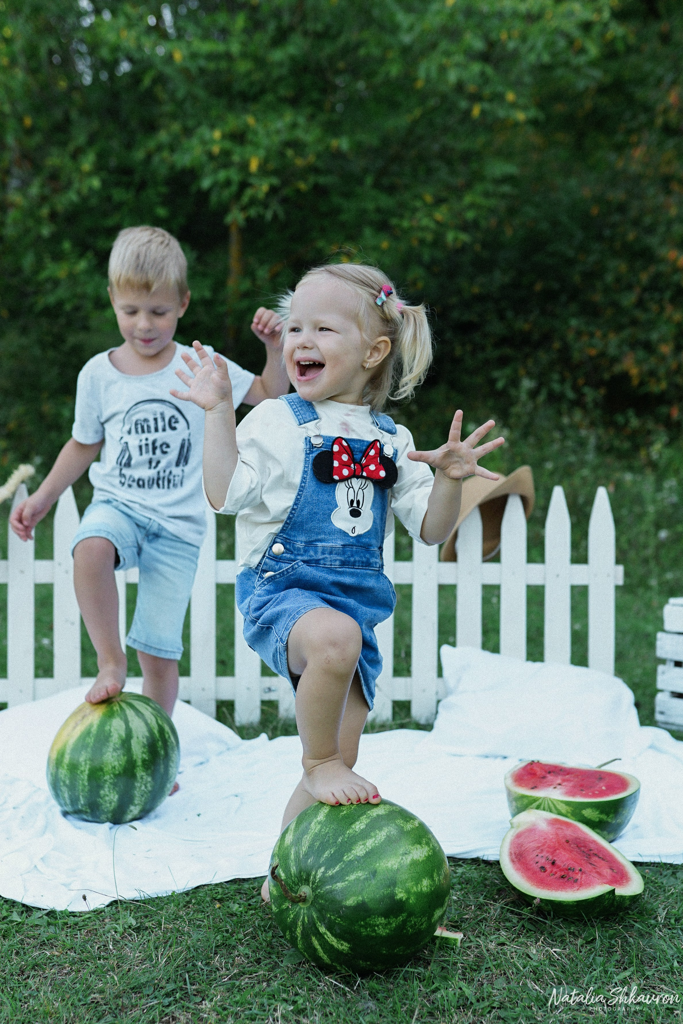 Сімейна фотосесія з кавунами. Family photographer in Kiev Natalia Shkavron