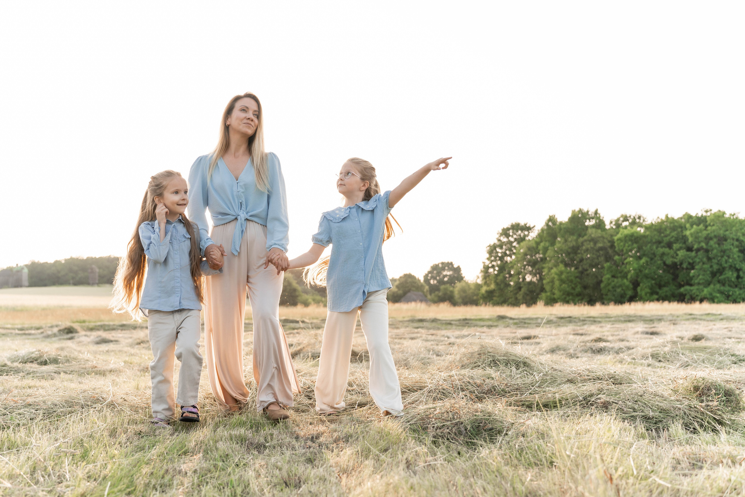 Сімейна фотосесія в Пирогово мами з двома донями. Сімейний фотограф Київ Наталія Шкаврон
