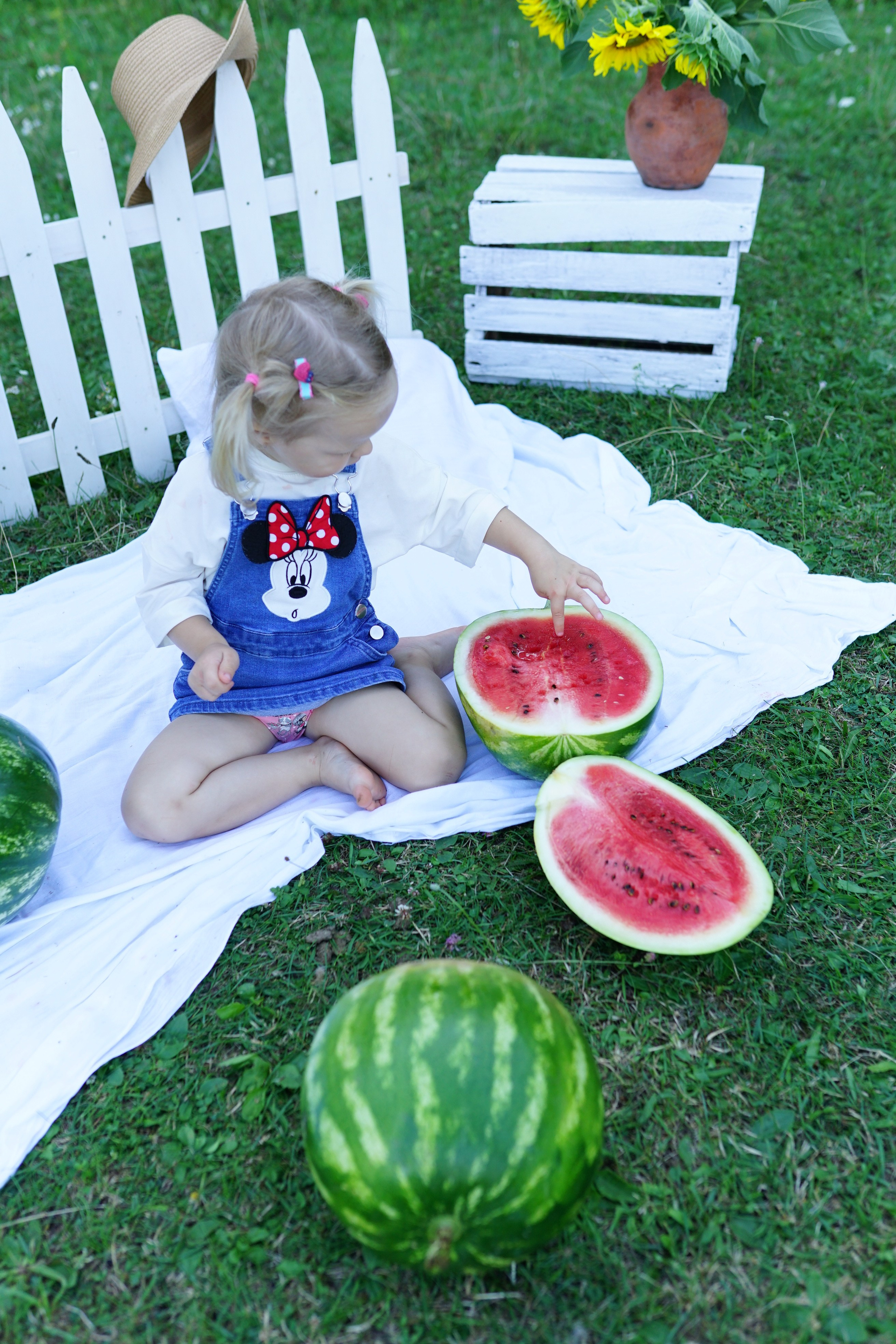 Сімейна фотосесія з кавунами. Family photographer in Kiev Natalia Shkavron