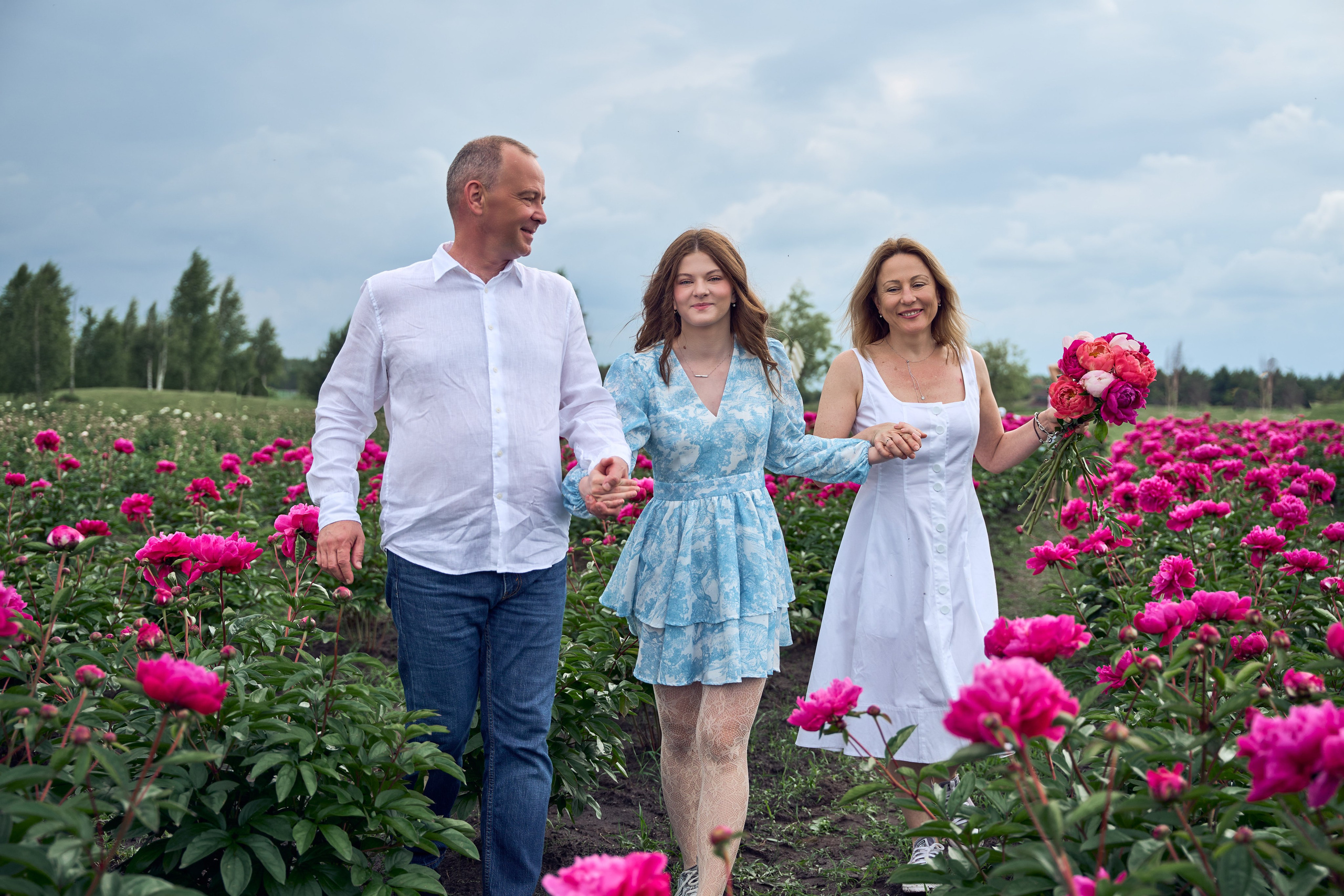 Сімейна фотосесія з піонами у Добропарку. Family photographer in Kiev Natalia Shkavron