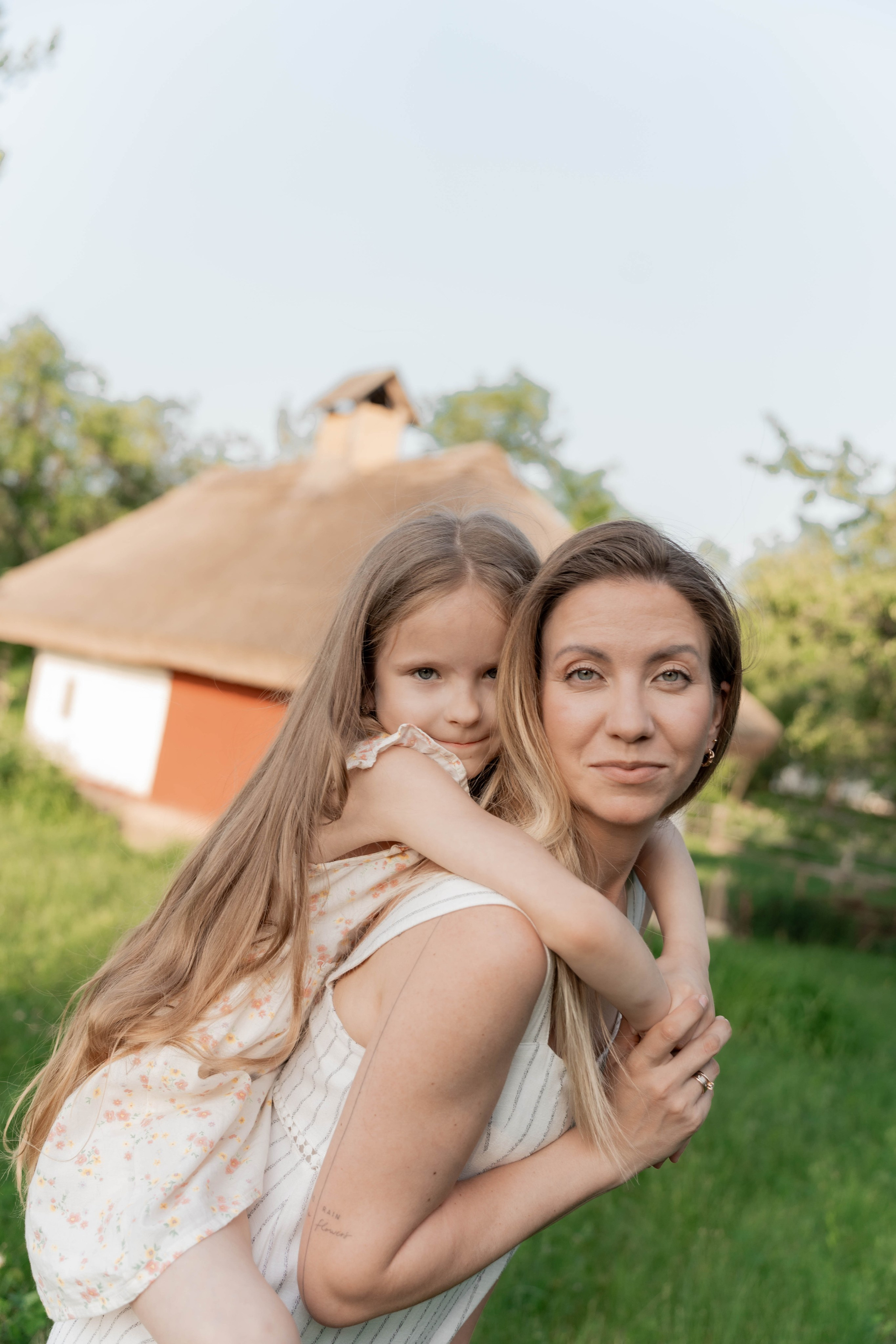 Сімейна фотосесія в Пирогово мами з двома донями. Сімейний фотограф Київ Наталія Шкаврон