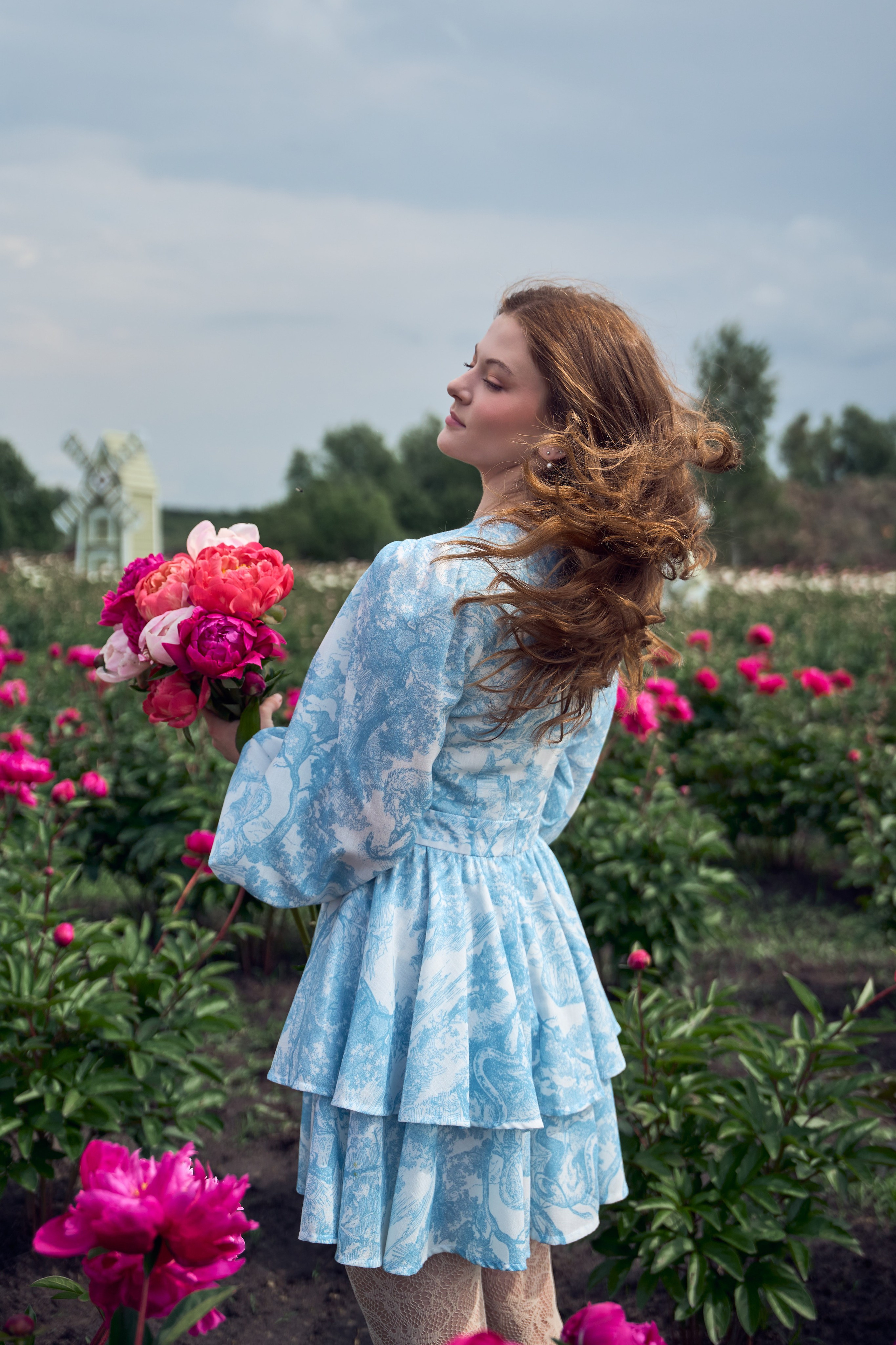 Сімейна фотосесія з піонами у Добропарку. Family photographer in Kiev Natalia Shkavron