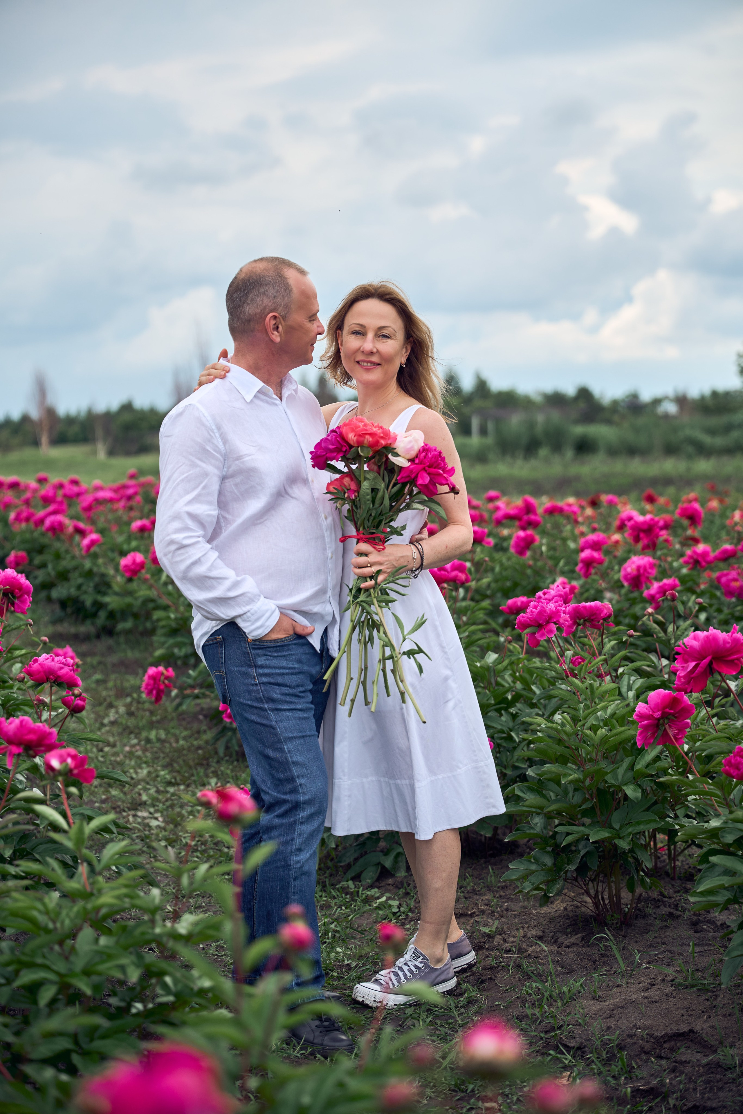 Сімейна фотосесія з піонами у Добропарку. Family photographer in Kiev Natalia Shkavron