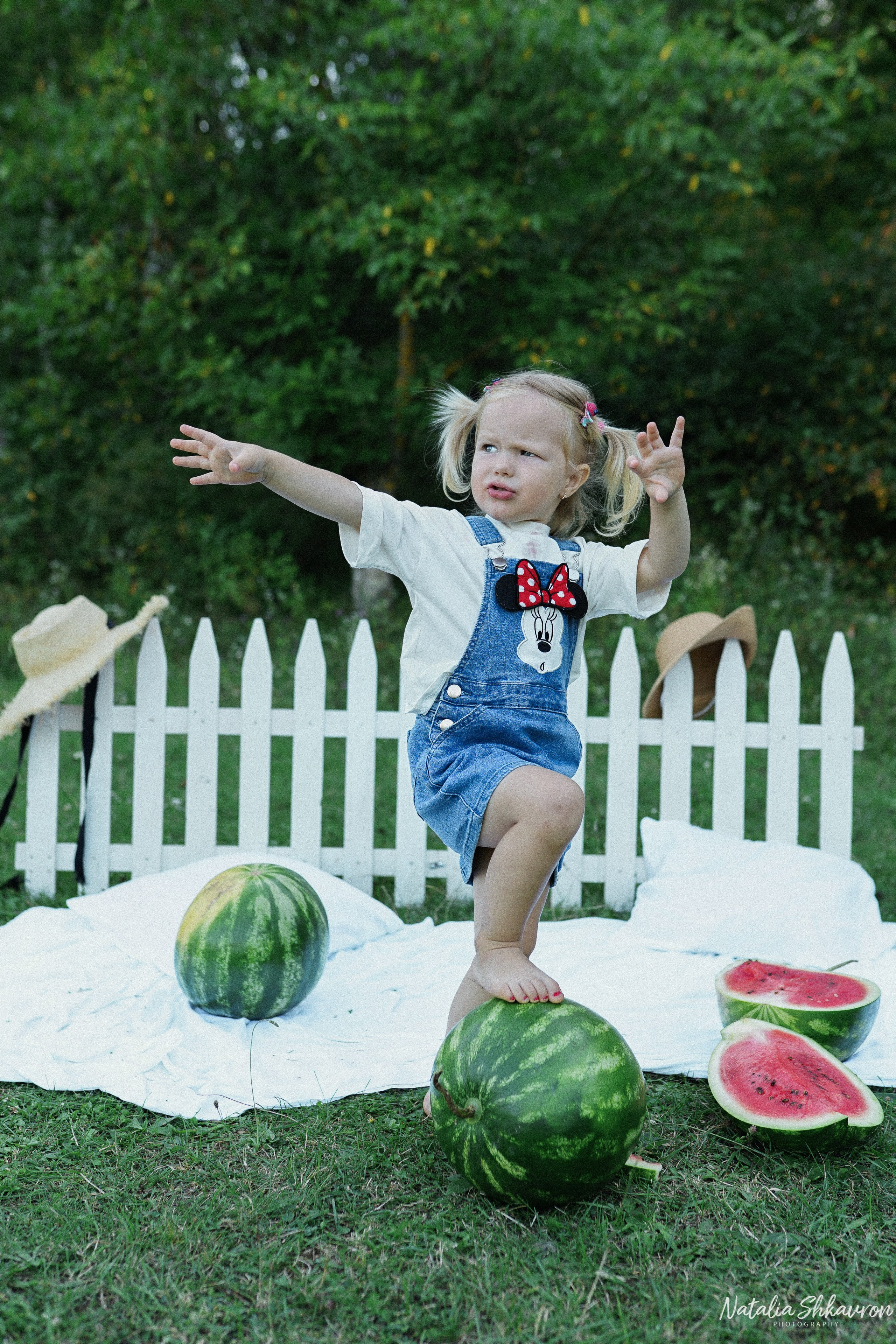 Сімейна фотосесія з кавунами. Family photographer in Kiev Natalia Shkavron