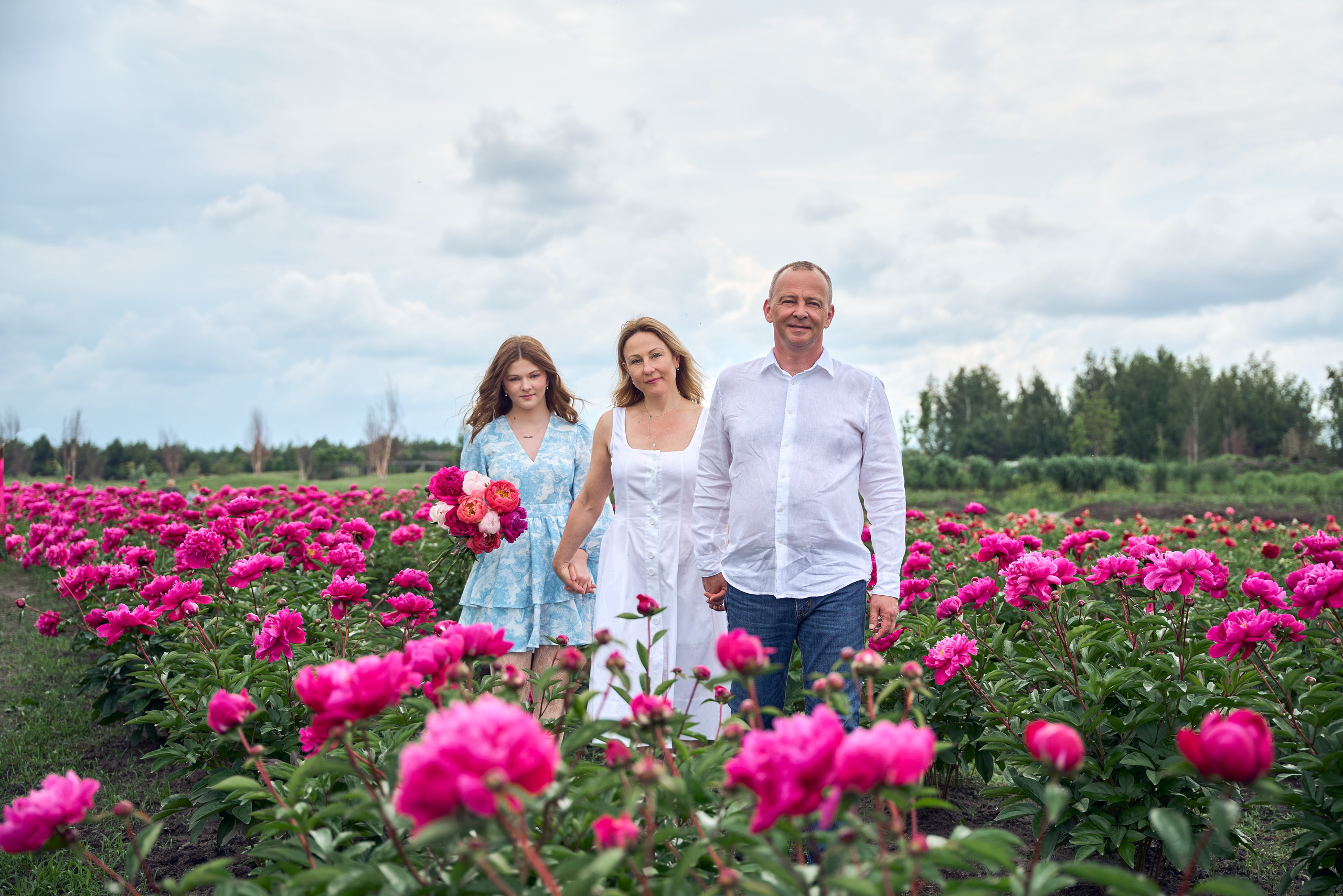 Сімейна фотосесія з піонами у Добропарку. Family photographer in Kiev Natalia Shkavron