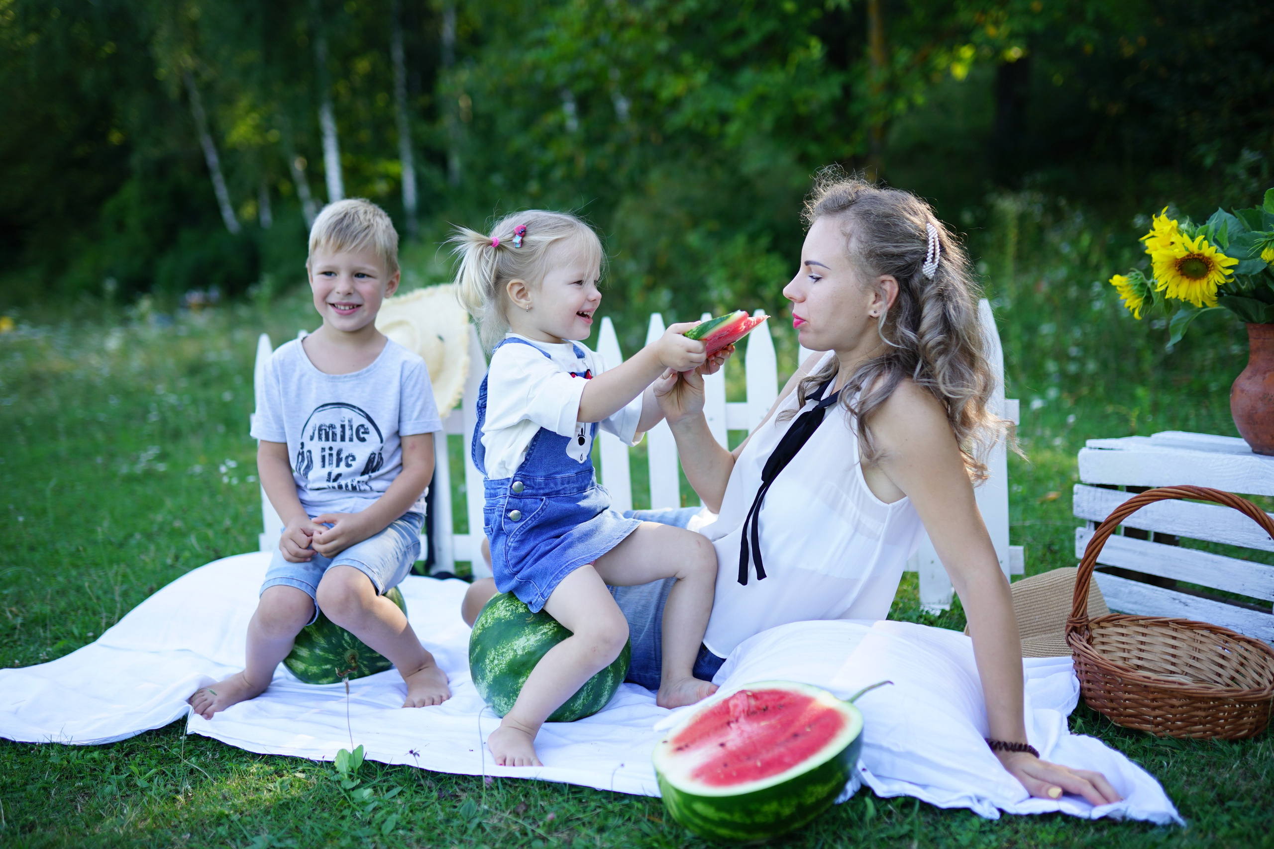 Сімейна фотосесія з кавунами. Family photographer in Kiev Natalia Shkavron
