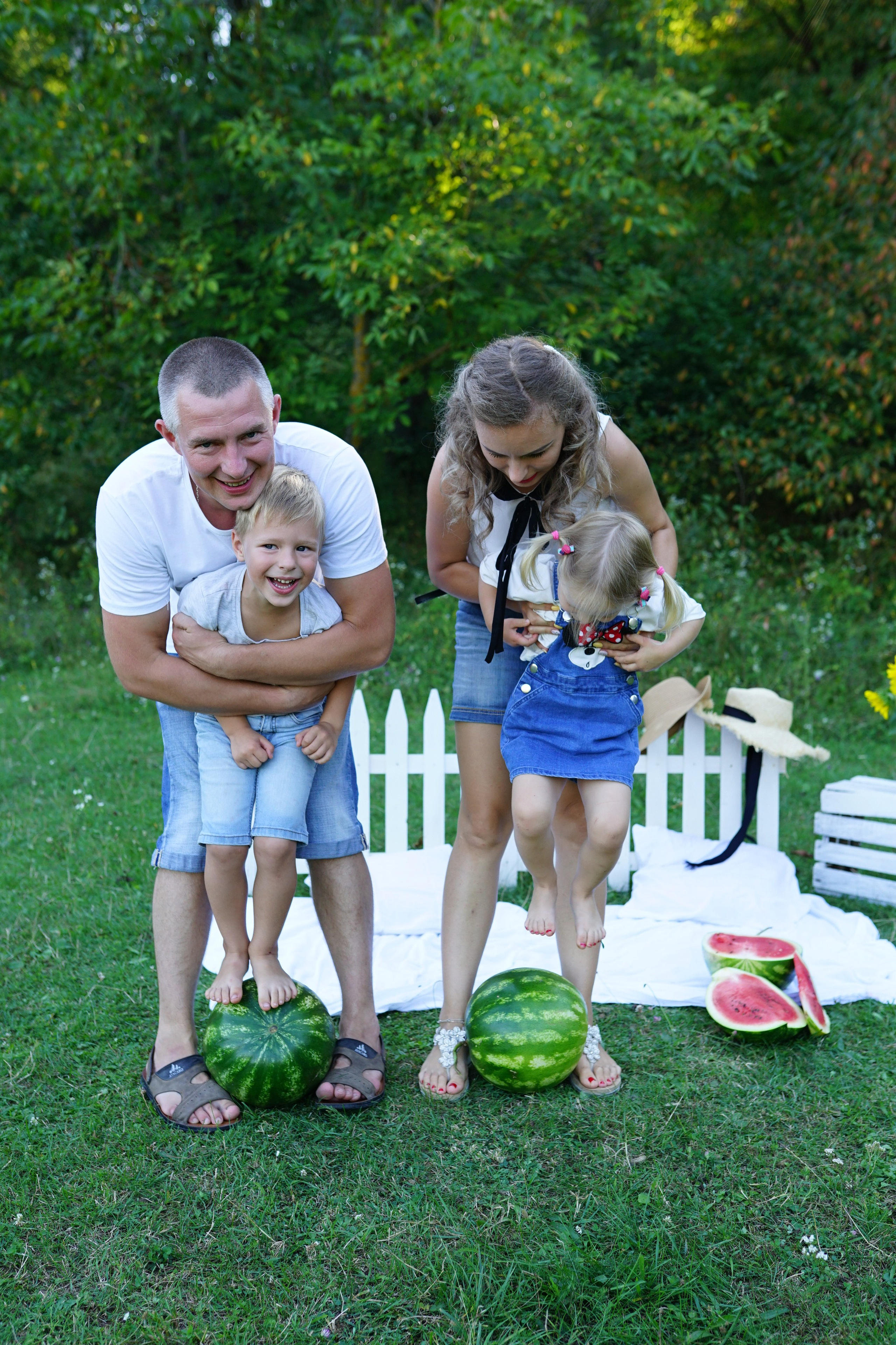 Сімейна фотосесія з кавунами. Family photographer in Kiev Natalia Shkavron
