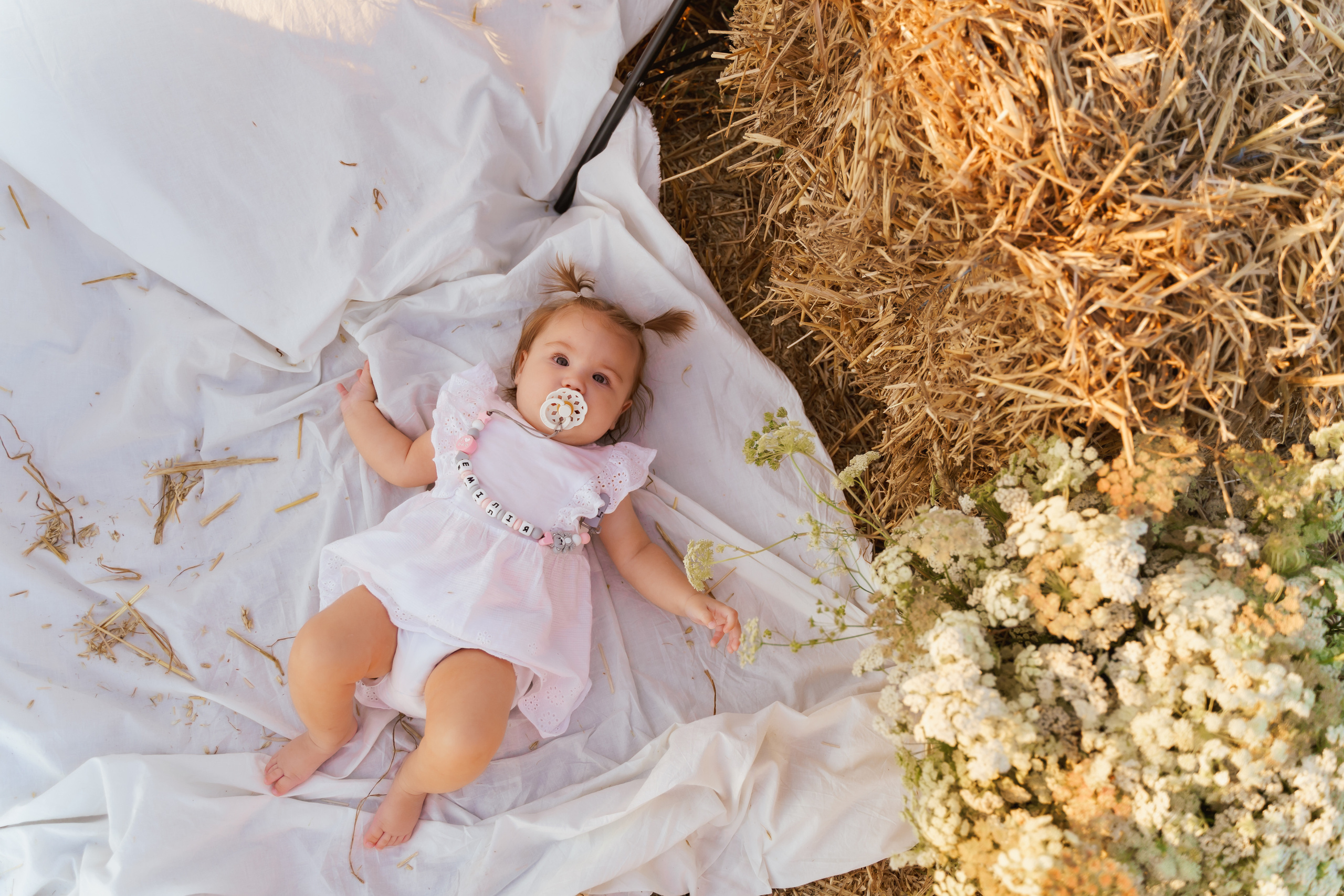Фотосесія мама та доня в полі з тюками соломи. Сімейний фотограф Київ Наталія Шкаврон