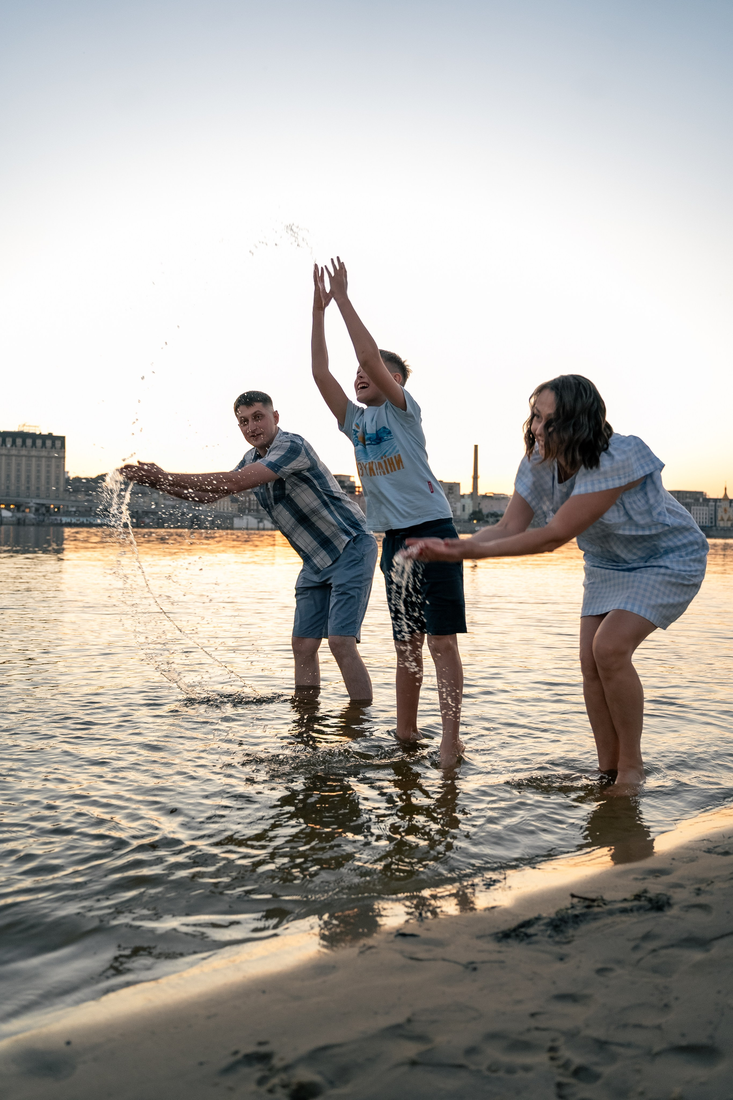 Сімейна фотосесія на Трухановому острові. Сімейний фотограф Київ Наталія Шкаврон