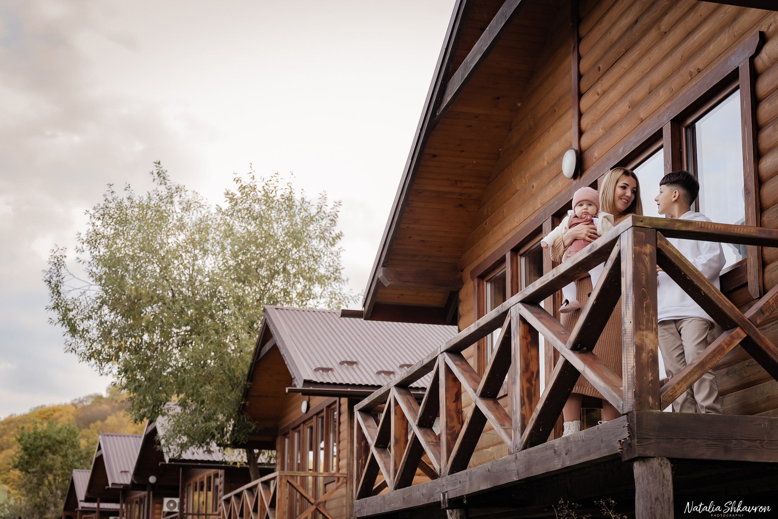 Сімейна фотосесія восени біля води. Family photographer in Kiev Natalia Shkavron