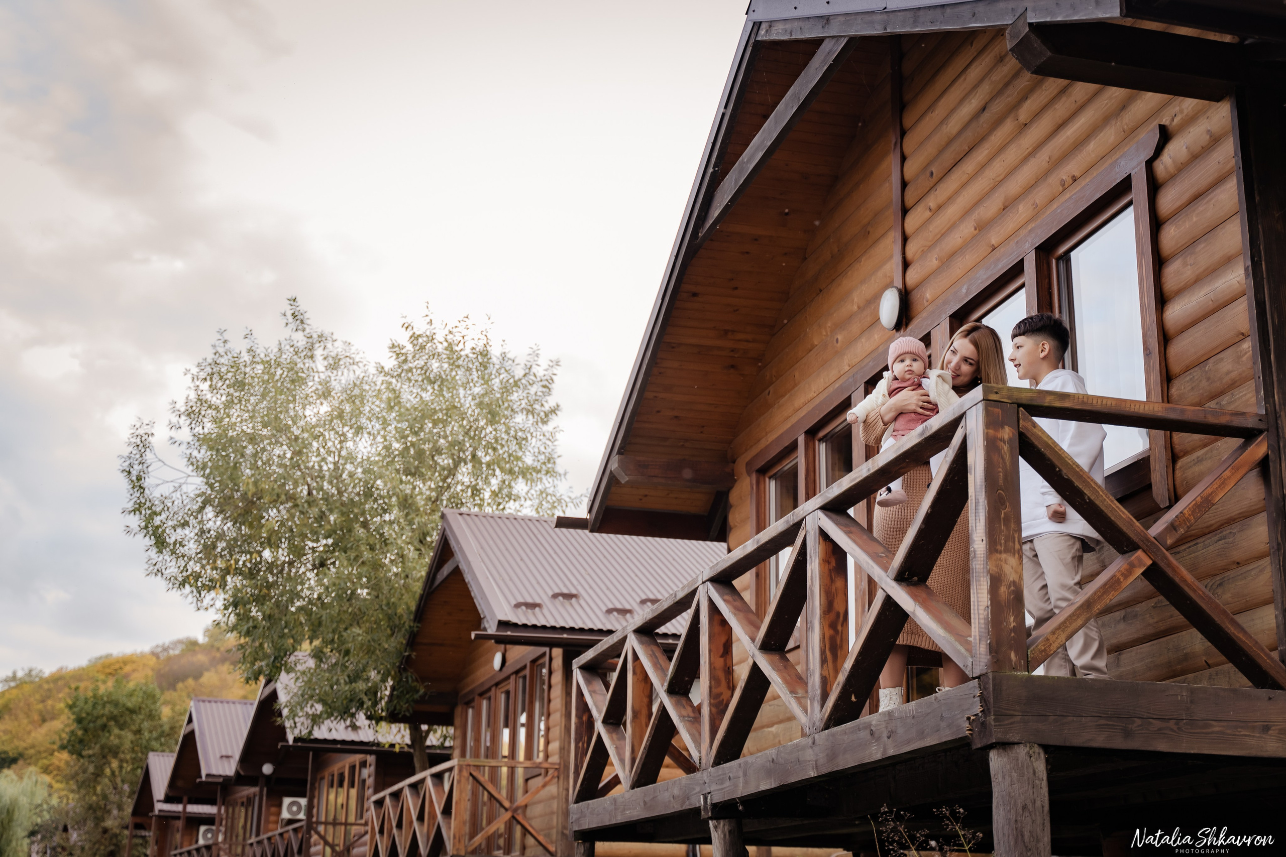 Сімейна фотосесія восени біля води. Family photographer in Kiev Natalia Shkavron