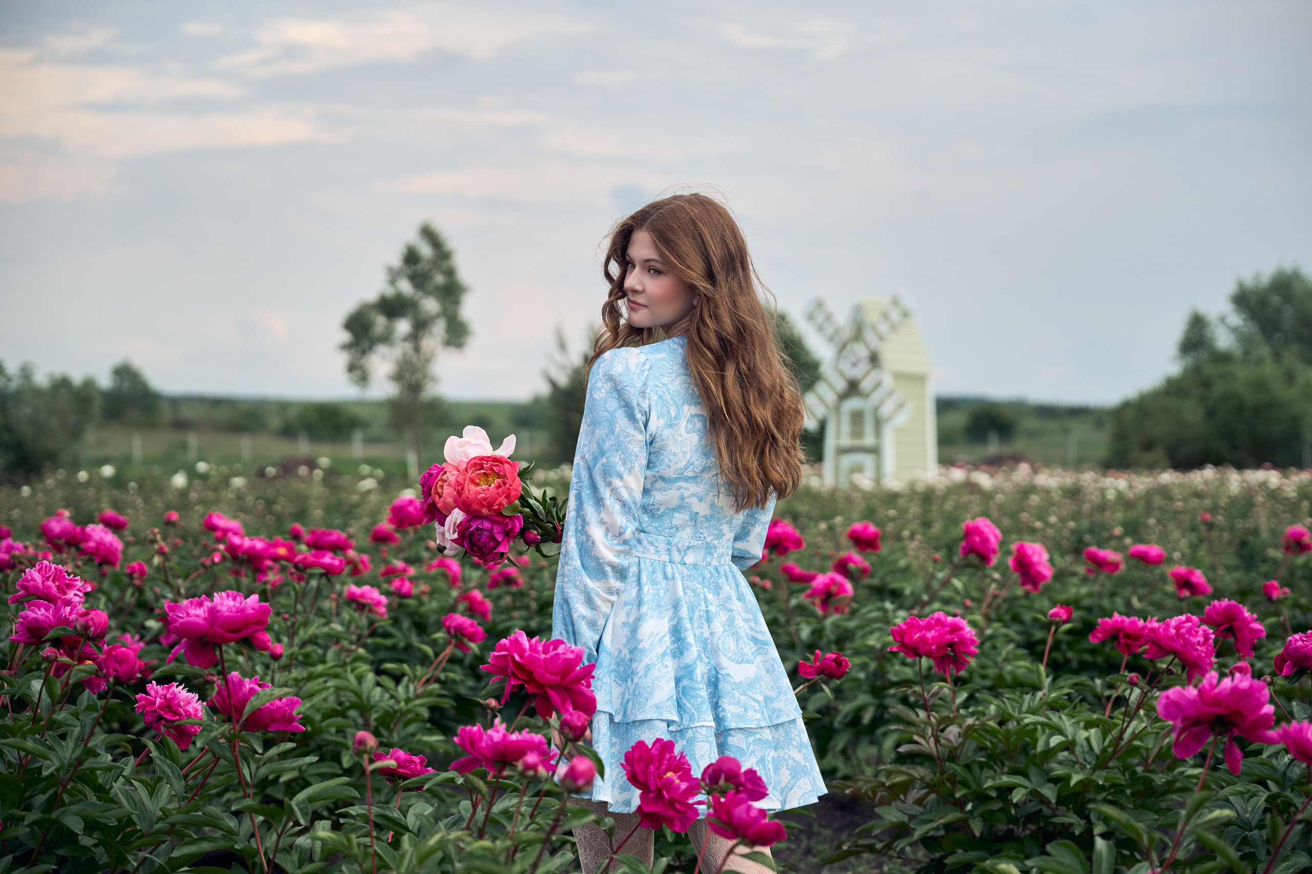 Сімейна фотосесія з піонами у Добропарку. Family photographer in Kiev Natalia Shkavron