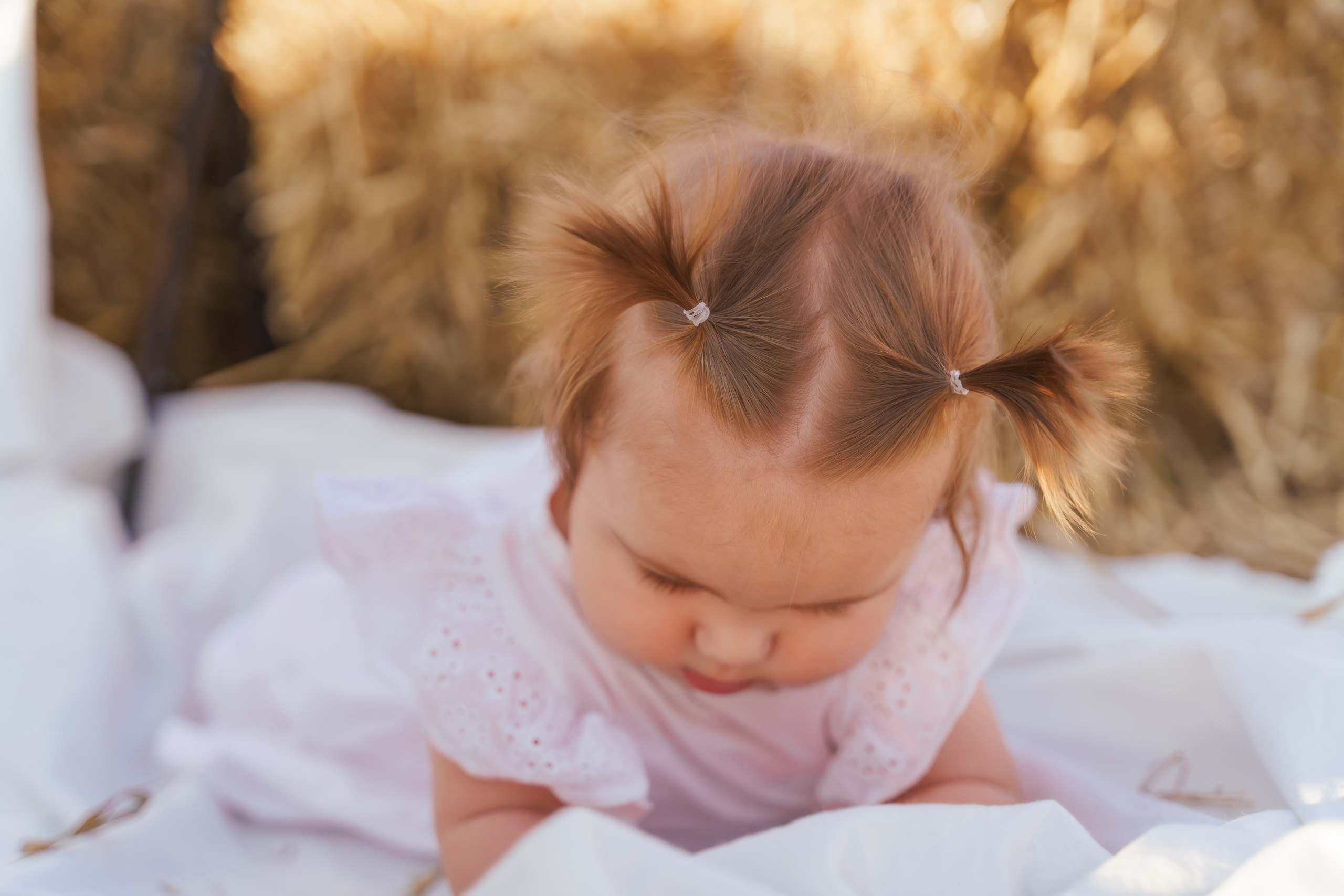 Фотосесія мама та доня в полі з тюками соломи. Сімейний фотограф Київ Наталія Шкаврон