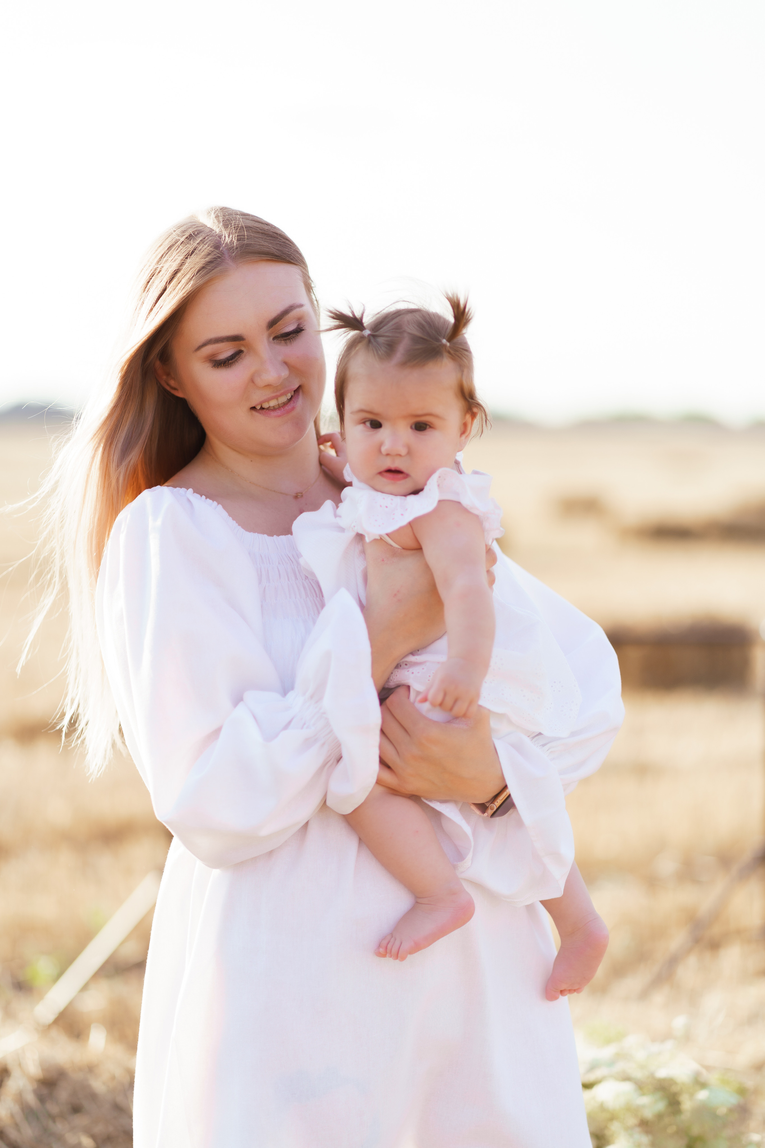 Фотосесія мама та доня в полі з тюками соломи. Сімейний фотограф Київ Наталія Шкаврон